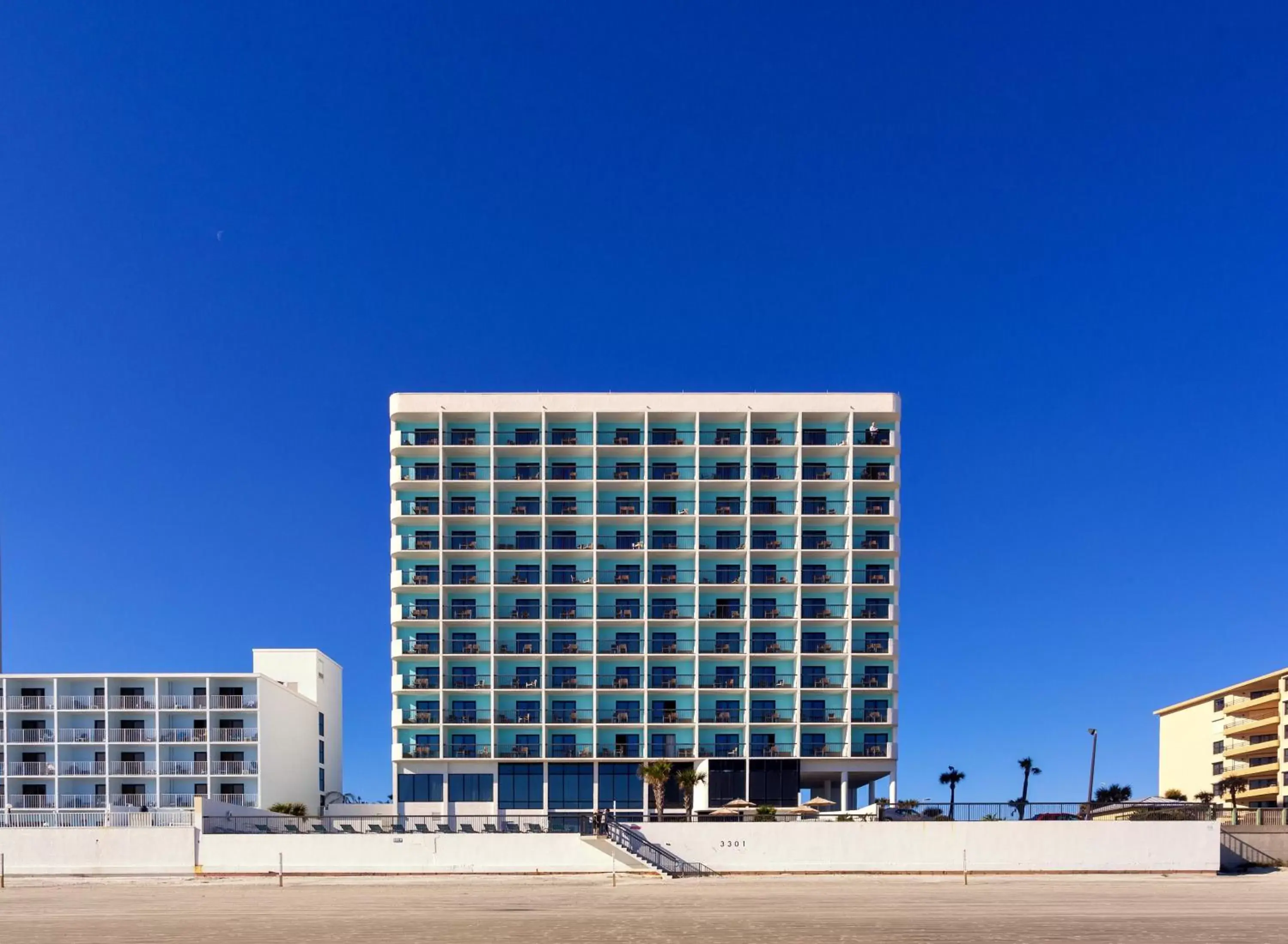 Balcony/Terrace, Property Building in Holiday Inn Express & Suites Oceanfront Daytona Beach Shores, an IHG Hotel