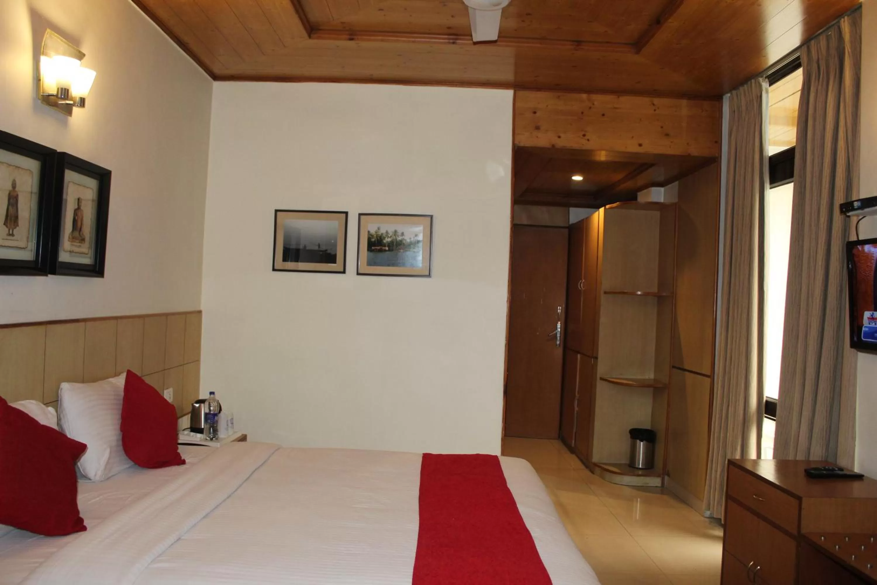 Photo of the whole room, Bed in Hotel Broadways Inn