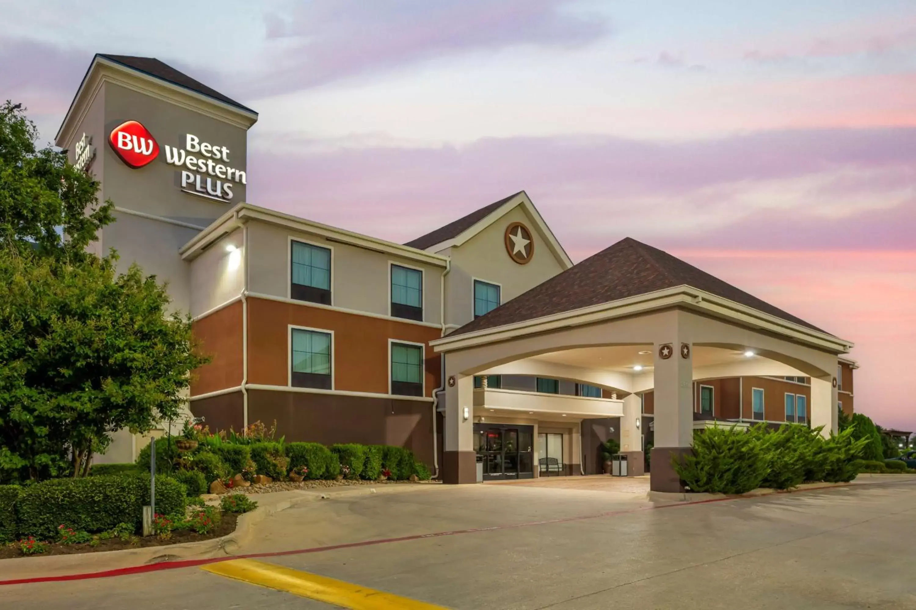 Property building in Best Western Plus Denton Inn & Suites Property building in Best Western Plus Denton Inn & Suites