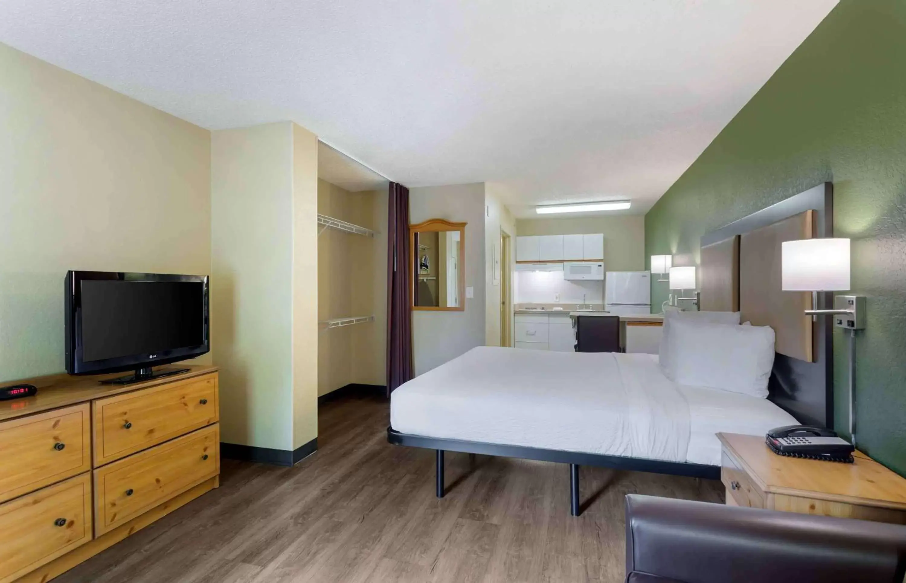 Bedroom, TV/Entertainment Center in Extended Stay America Suites - Nashville - Franklin - Cool Springs