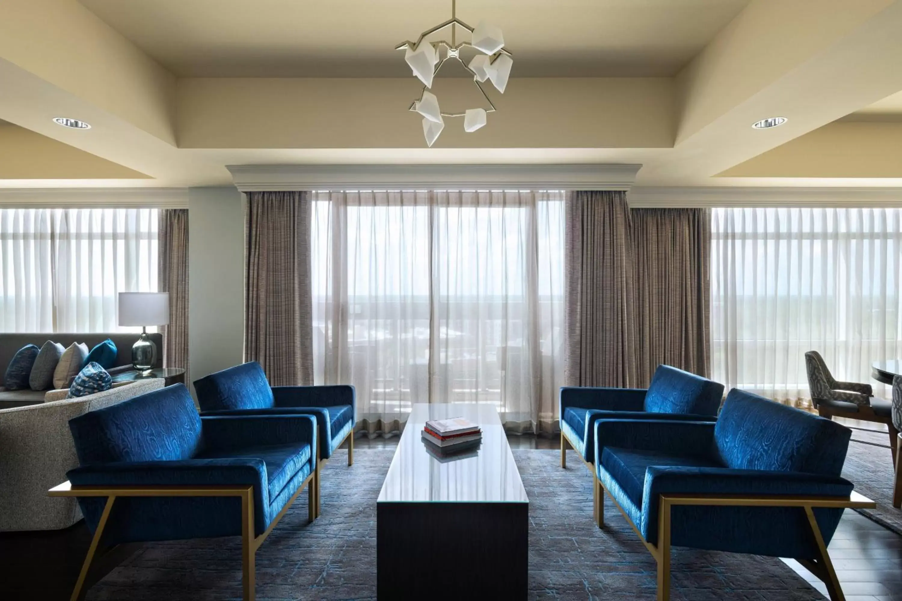 Living room, Seating Area in The Woodlands Waterway Marriott Hotel and Convention Center