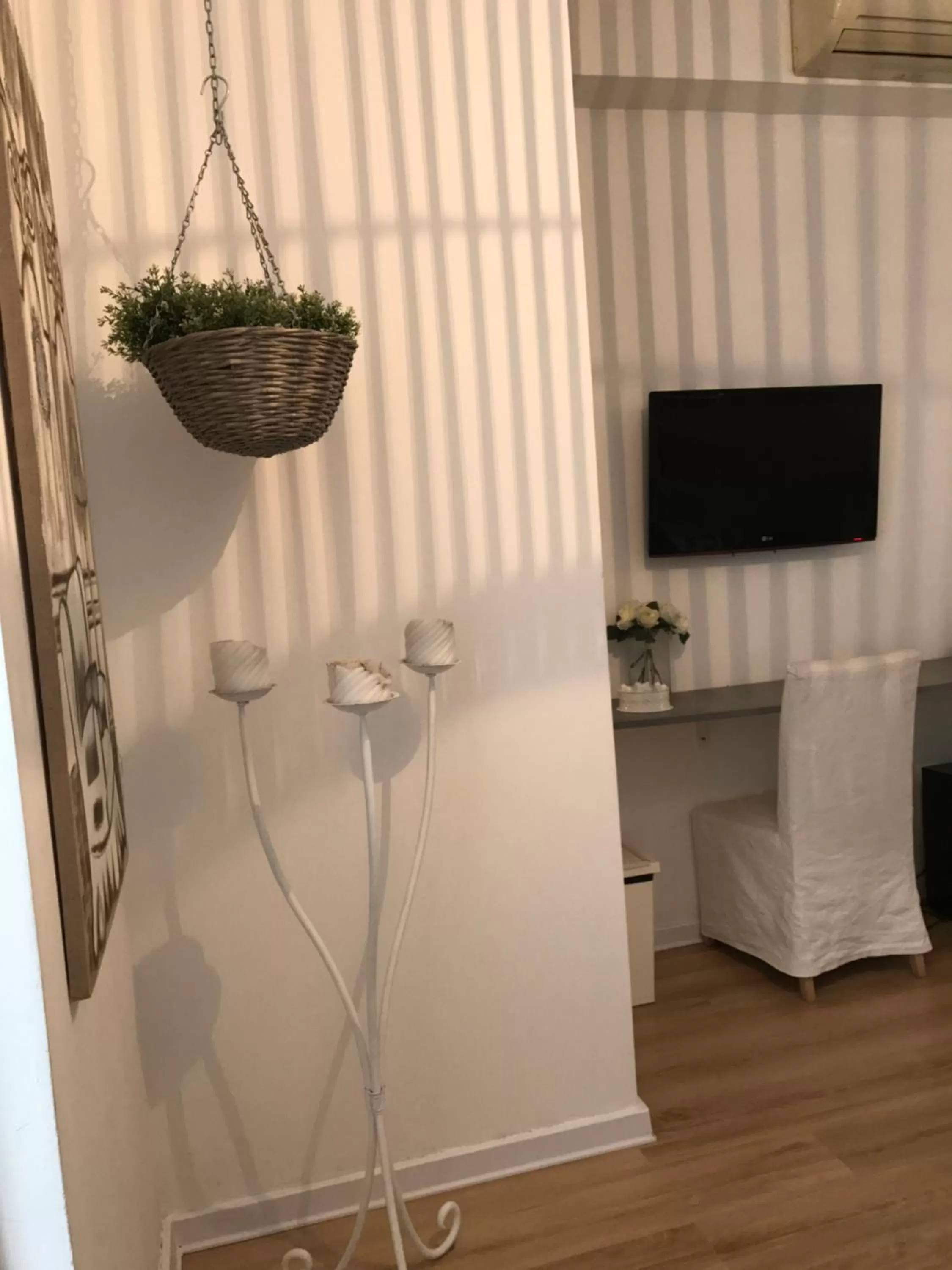 TV and multimedia, TV/Entertainment Center in RighePois