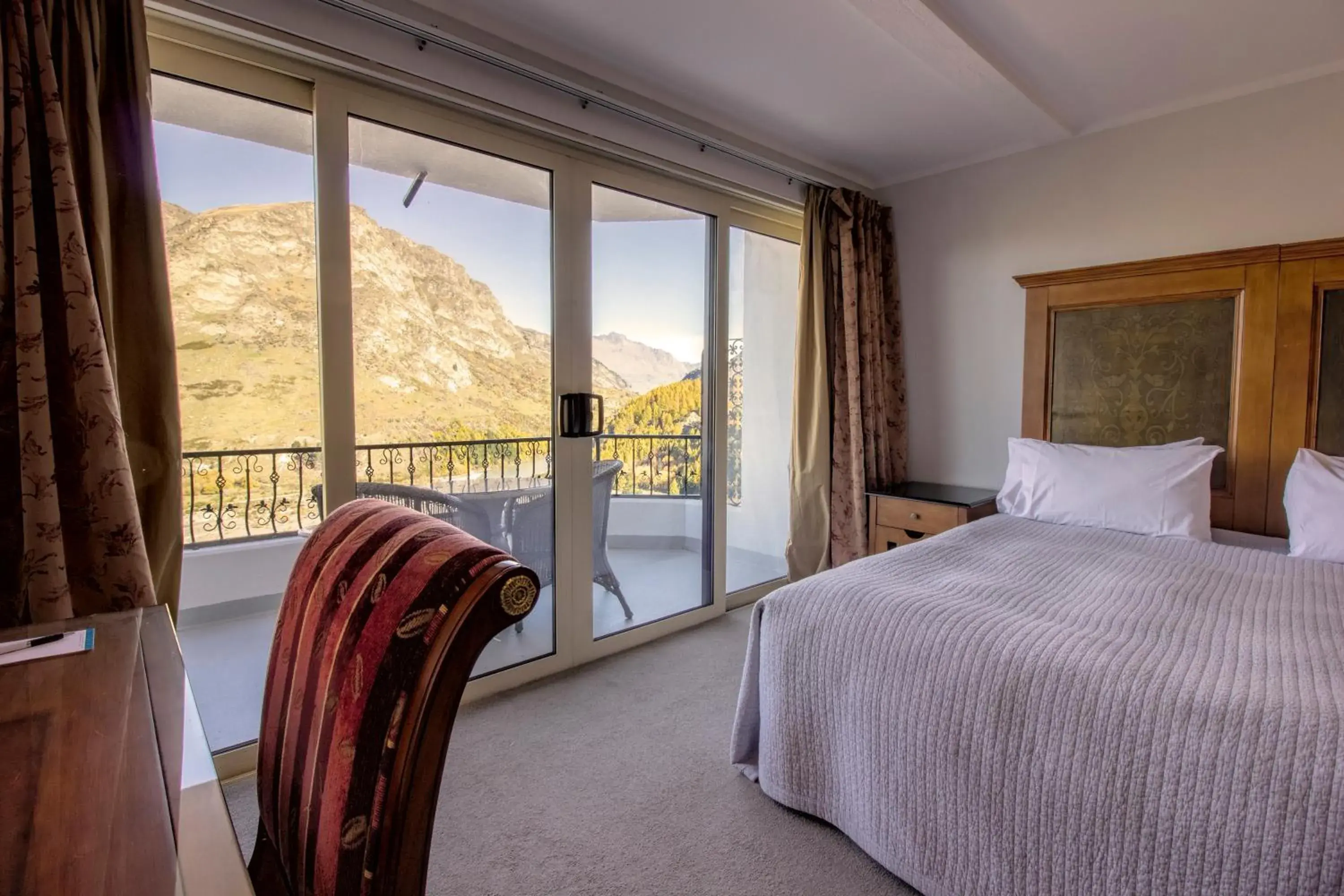 Balcony/Terrace, Bed in Nugget Point Hotel