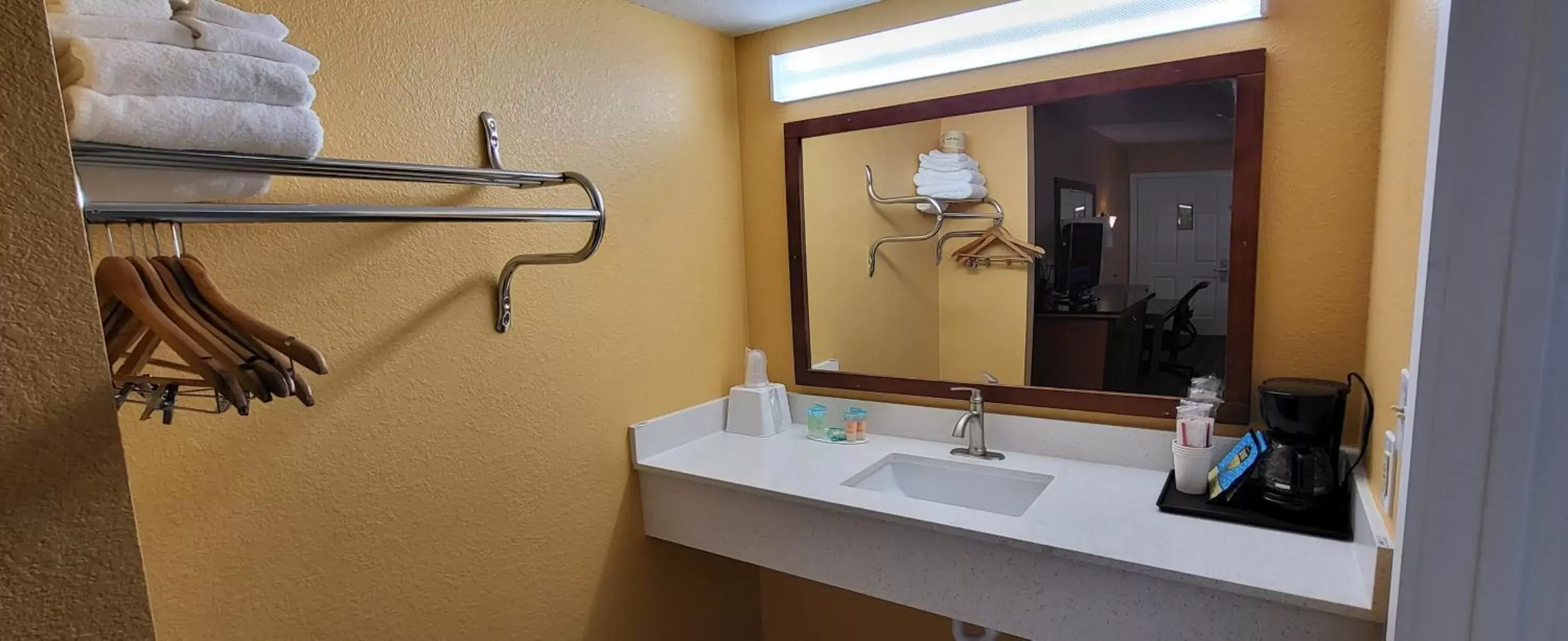 Bathroom in Olympic Inn & Suites Port Angeles