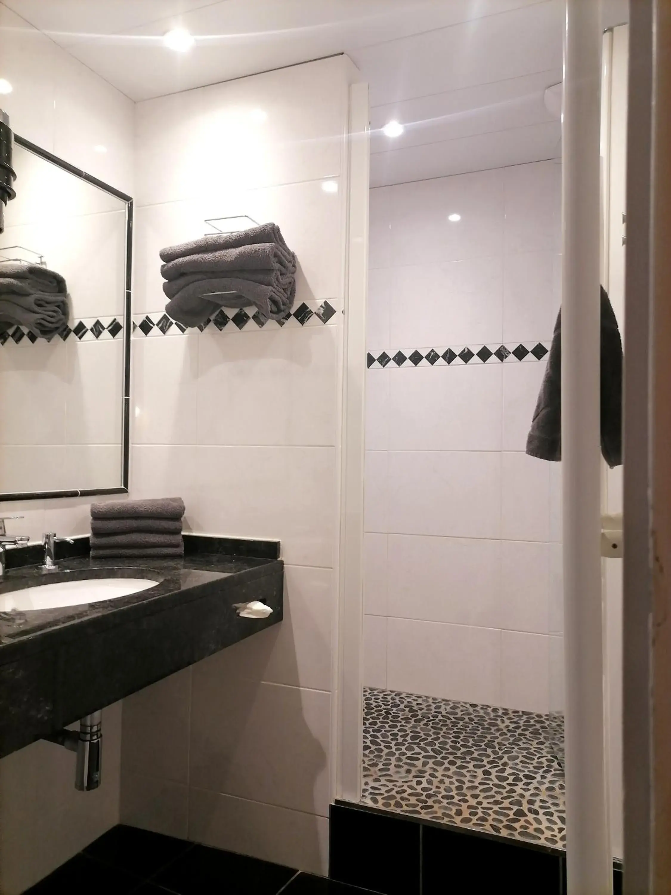 Shower, Bathroom in Hotel Henry Ii Beaune Centre