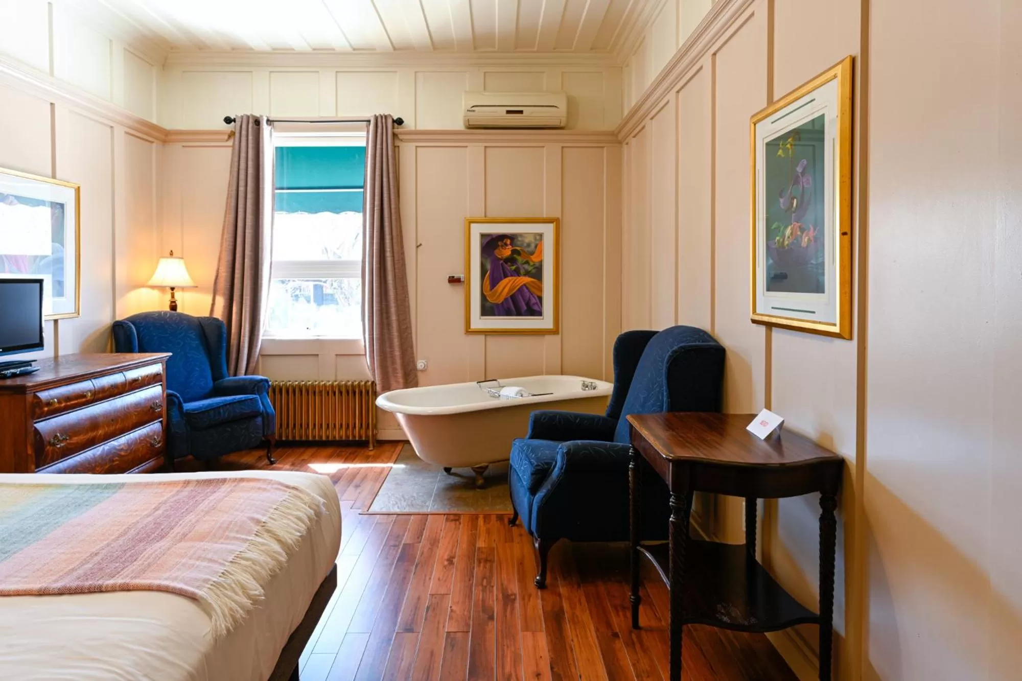 Bed in Hôtel-La Grande Maison et Spa