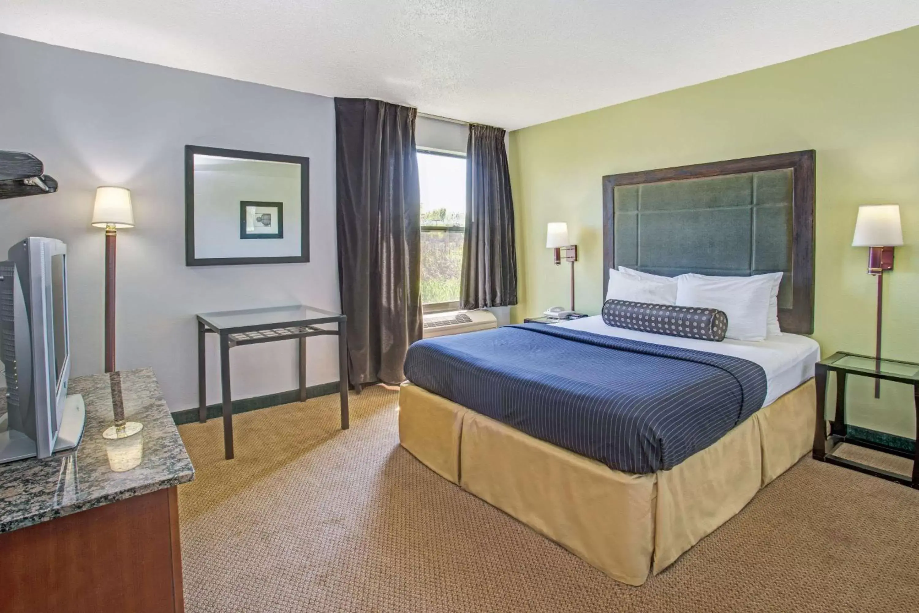 Photo of the whole room, Bed in Days Inn by Wyndham Great Lakes - N. Chicago