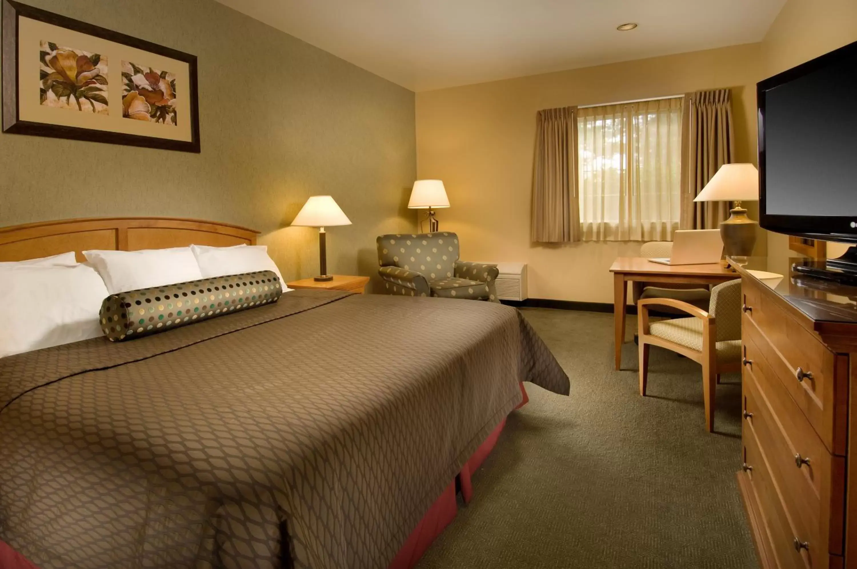 Photo of the whole room, Bed in Redmond Inn