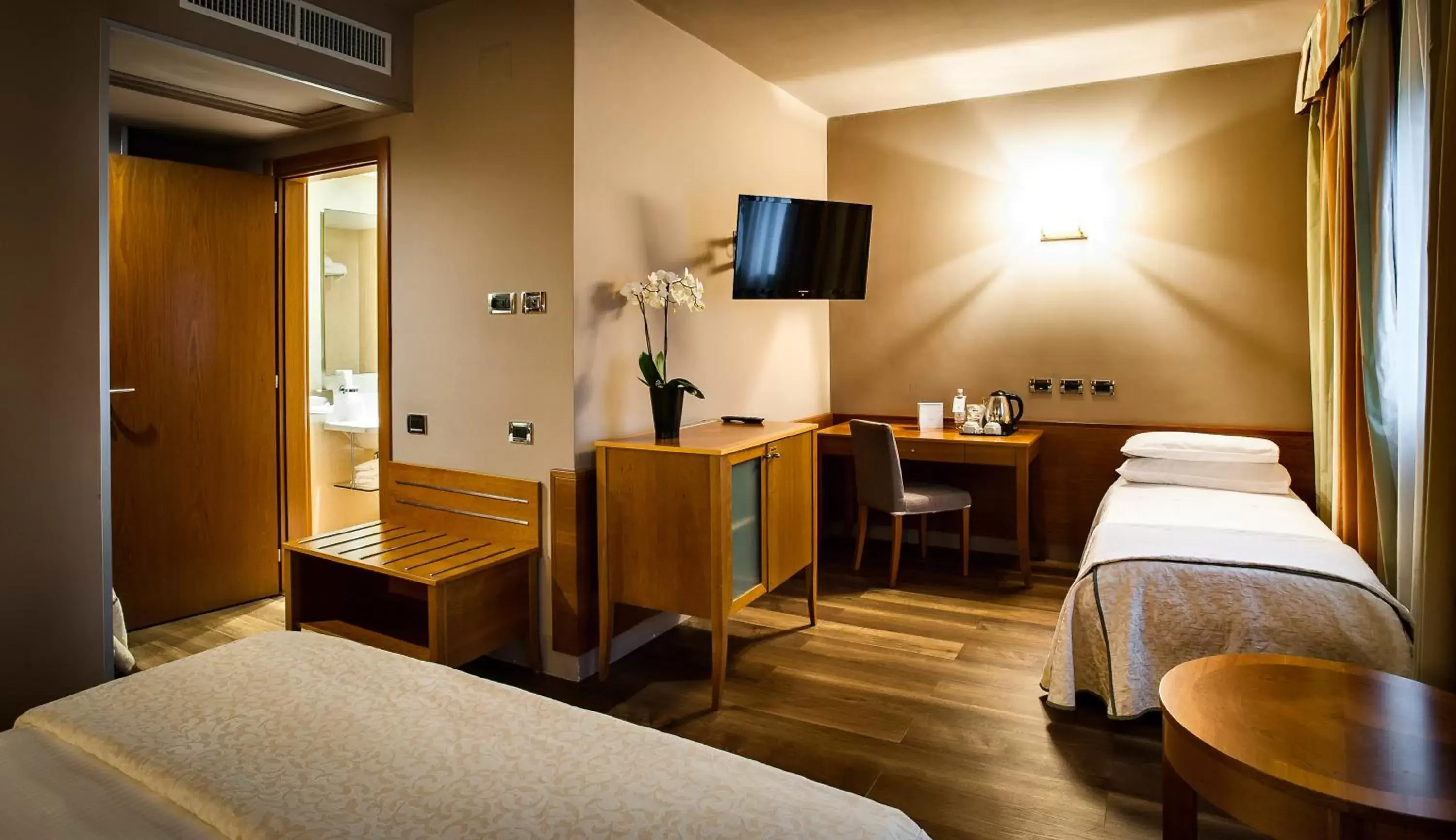 Photo of the whole room, Bed in Hotel dei Cavalieri Caserta - La Reggia