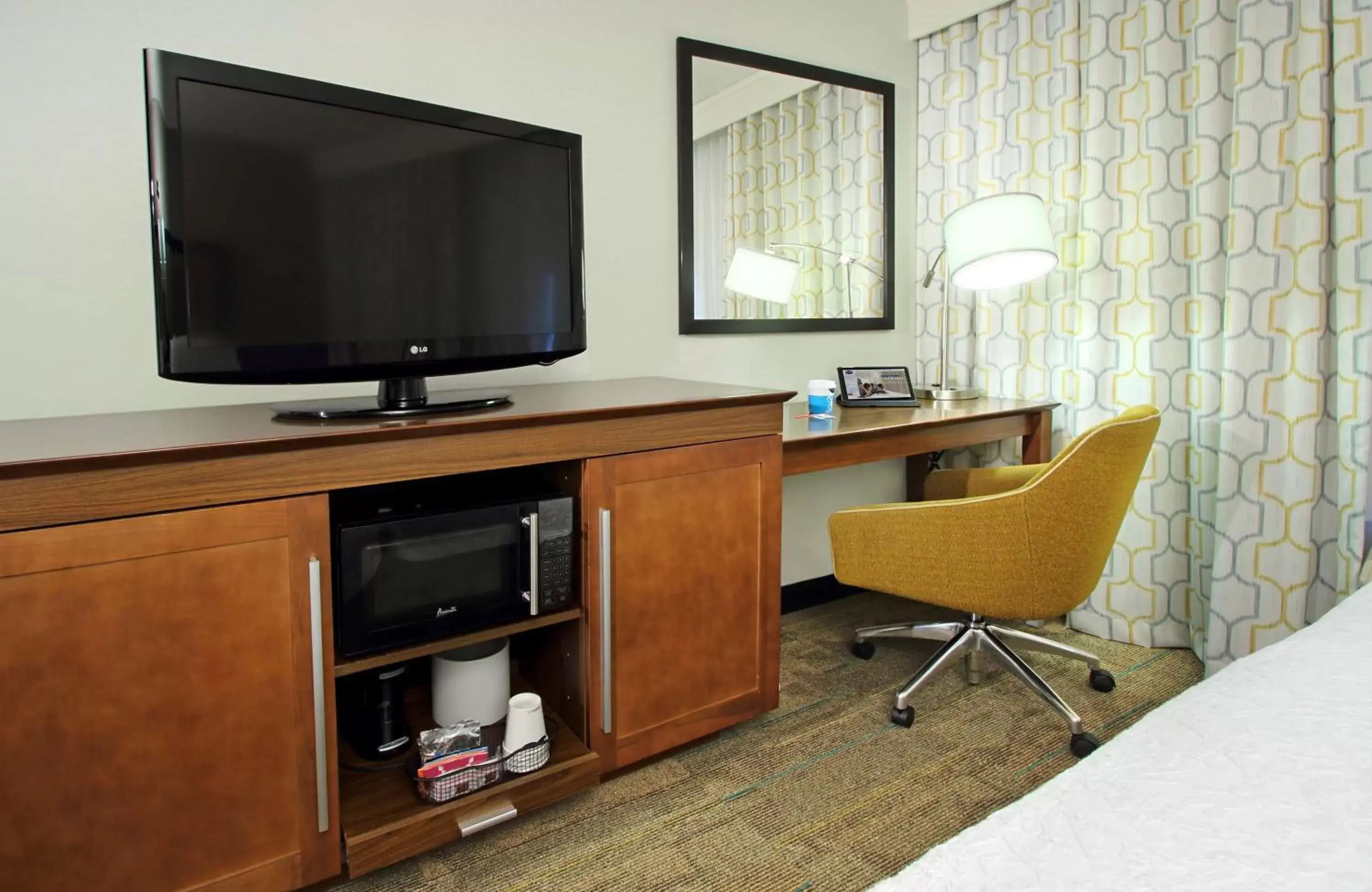 Bed, TV/Entertainment Center in Hampton Inn & Suites Columbus Hilliard