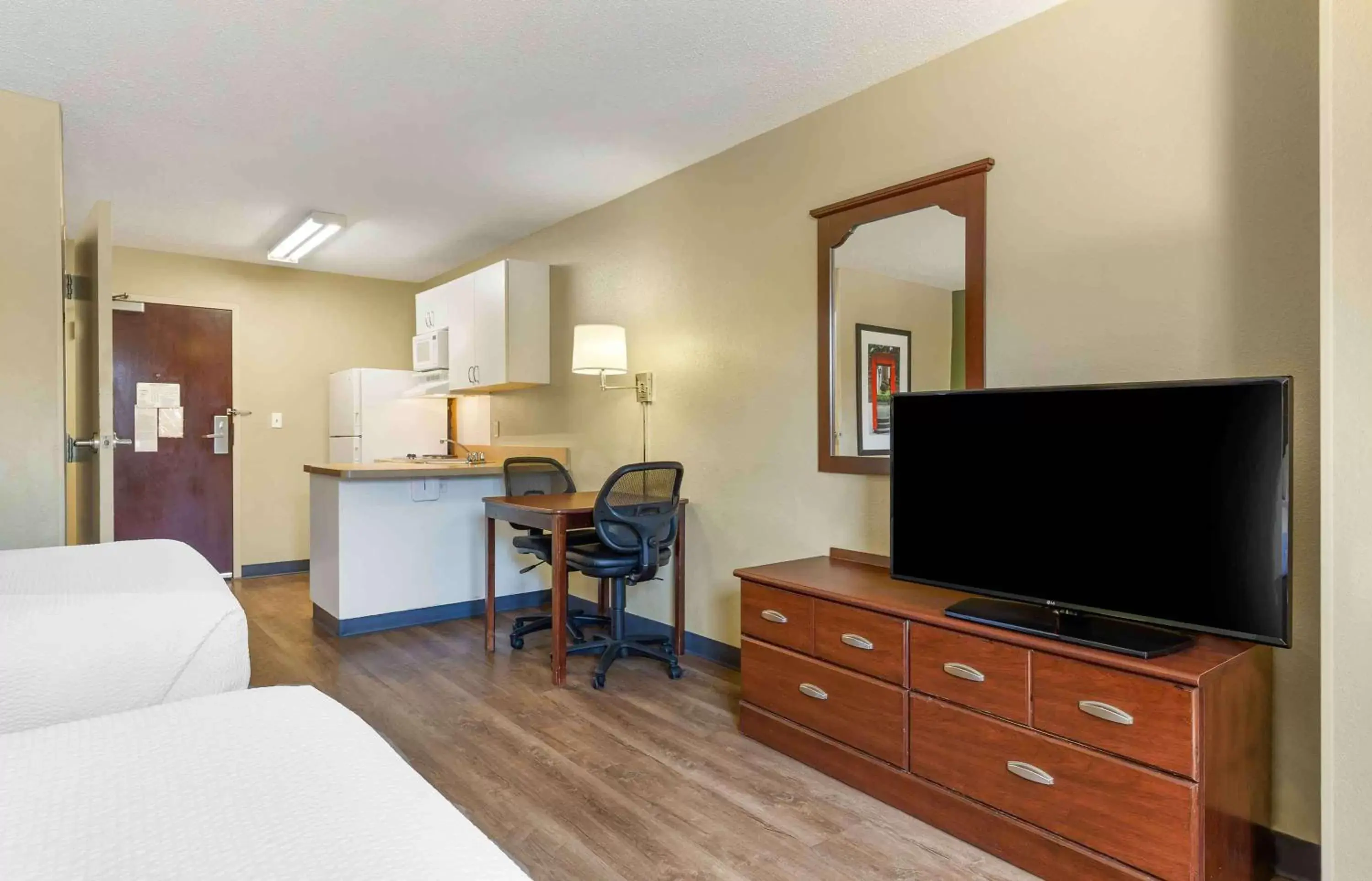 Bedroom, TV/Entertainment Center in Extended Stay America Suites - Providence - Warwick