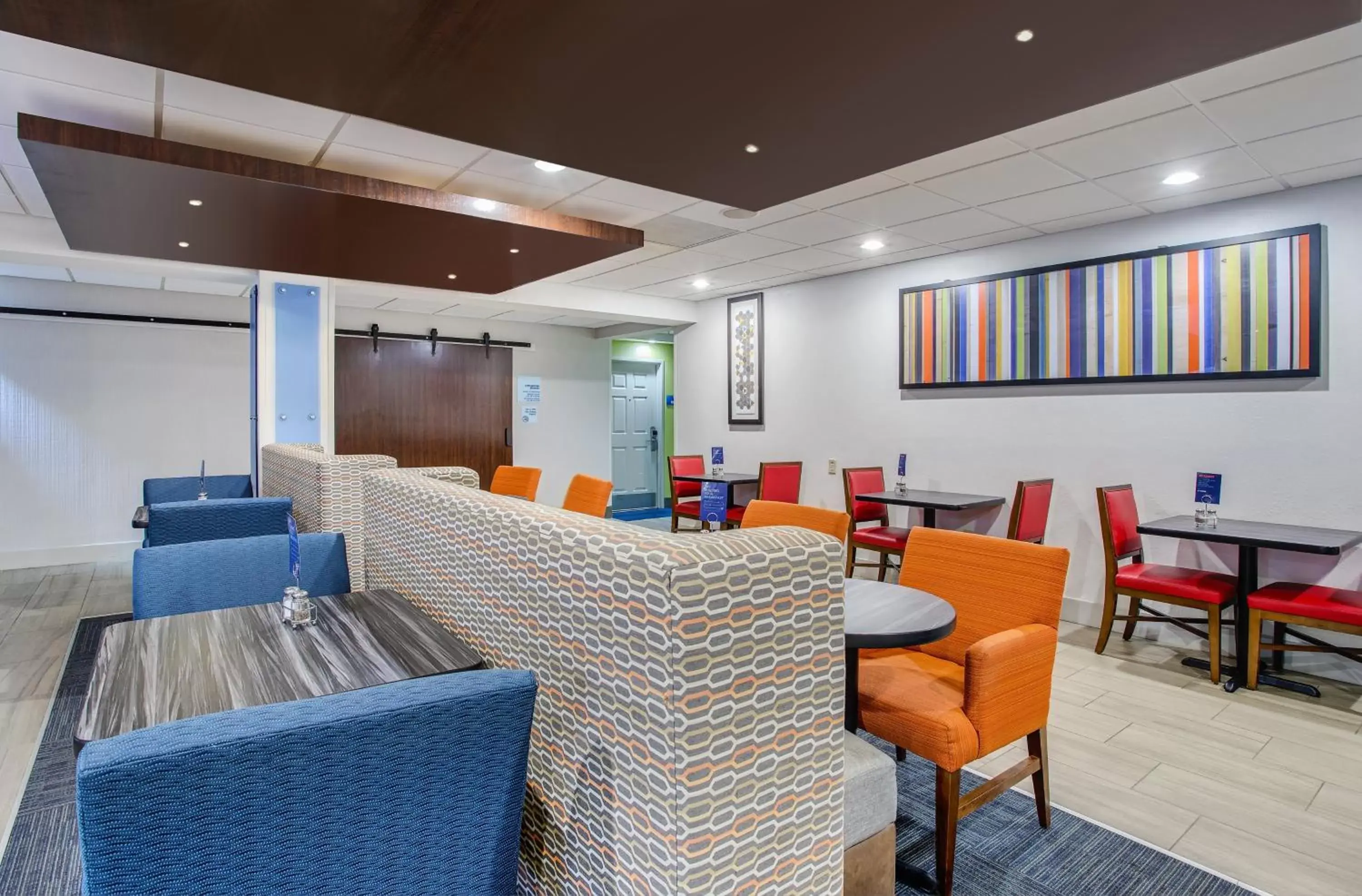 Breakfast, Lounge/Bar in Holiday Inn Express Hotel & Suites Alcoa Knoxville Airport, an IHG Hotel