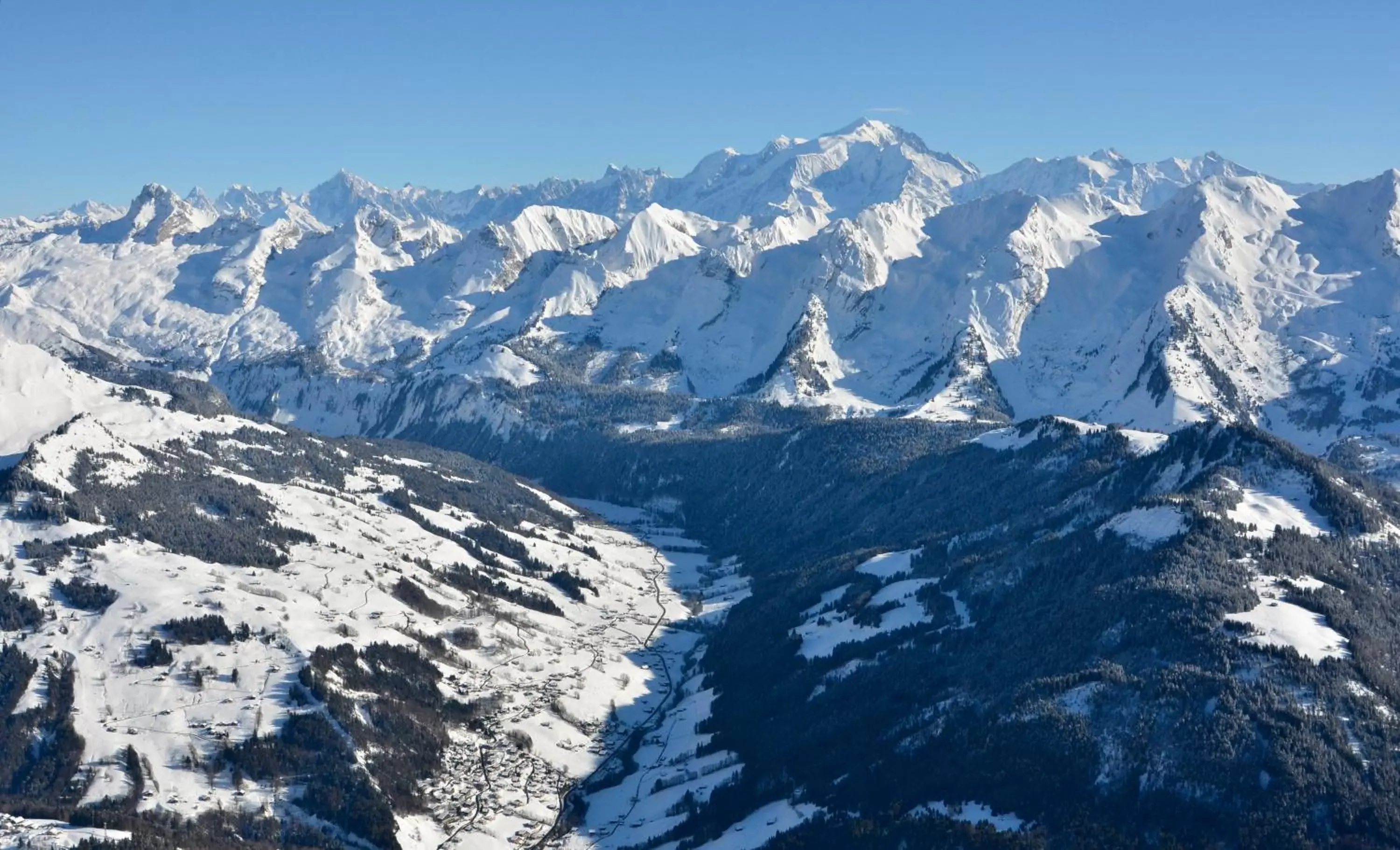 Skiing, Winter in Les Cimes