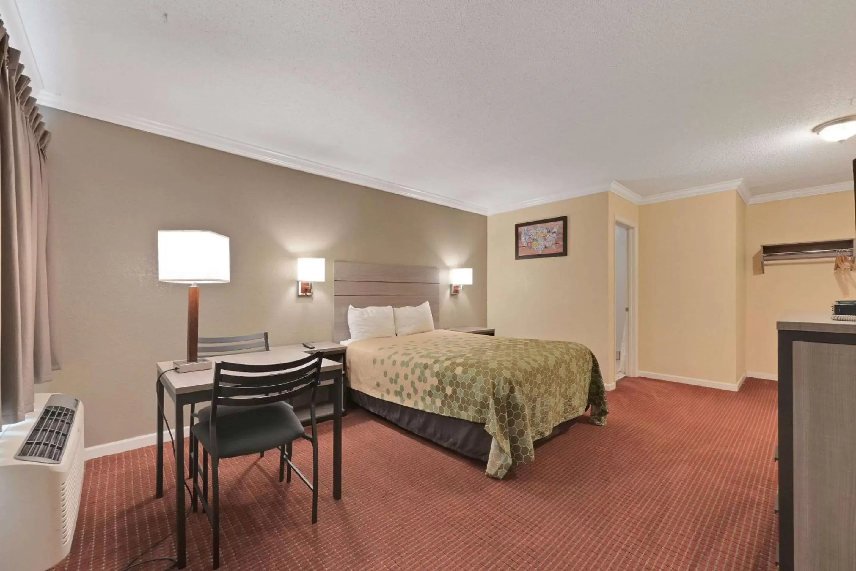 Photo of the whole room, Bed in Econo Lodge Woodland near I-5