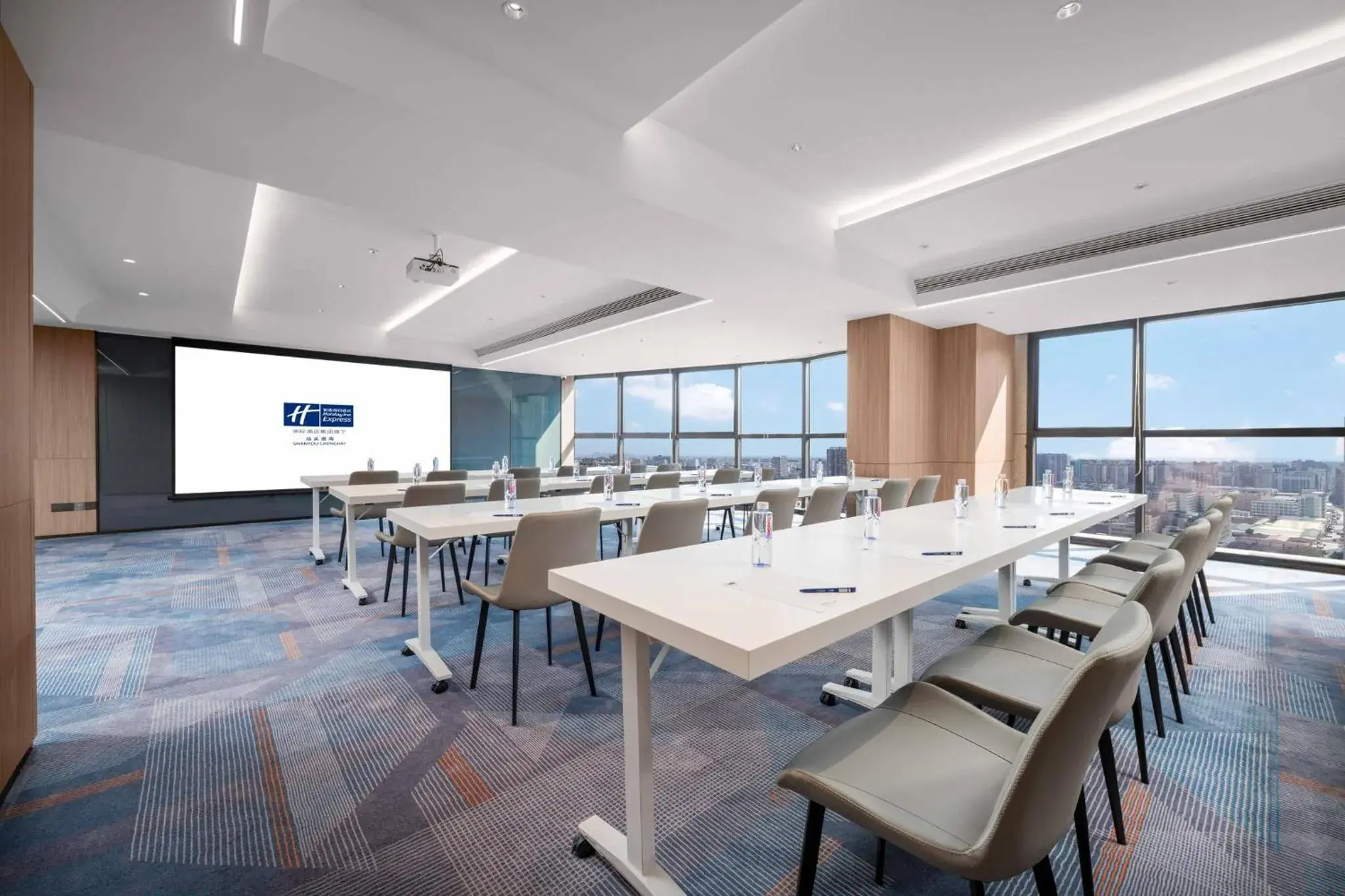 Meeting/conference room in Holiday Inn Express Shantou Chenghai