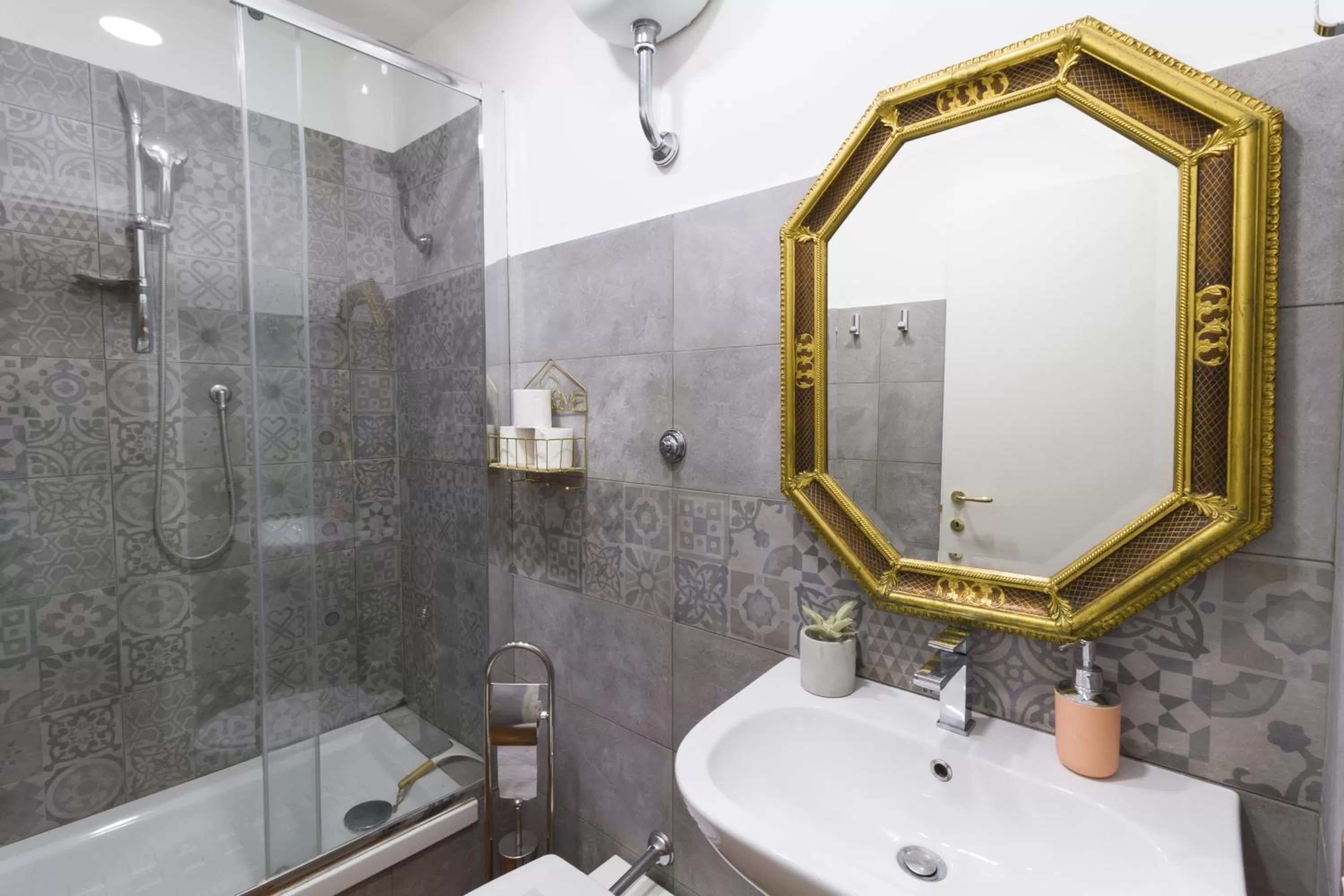 Shower, Bathroom in RealPartenope B&B 284