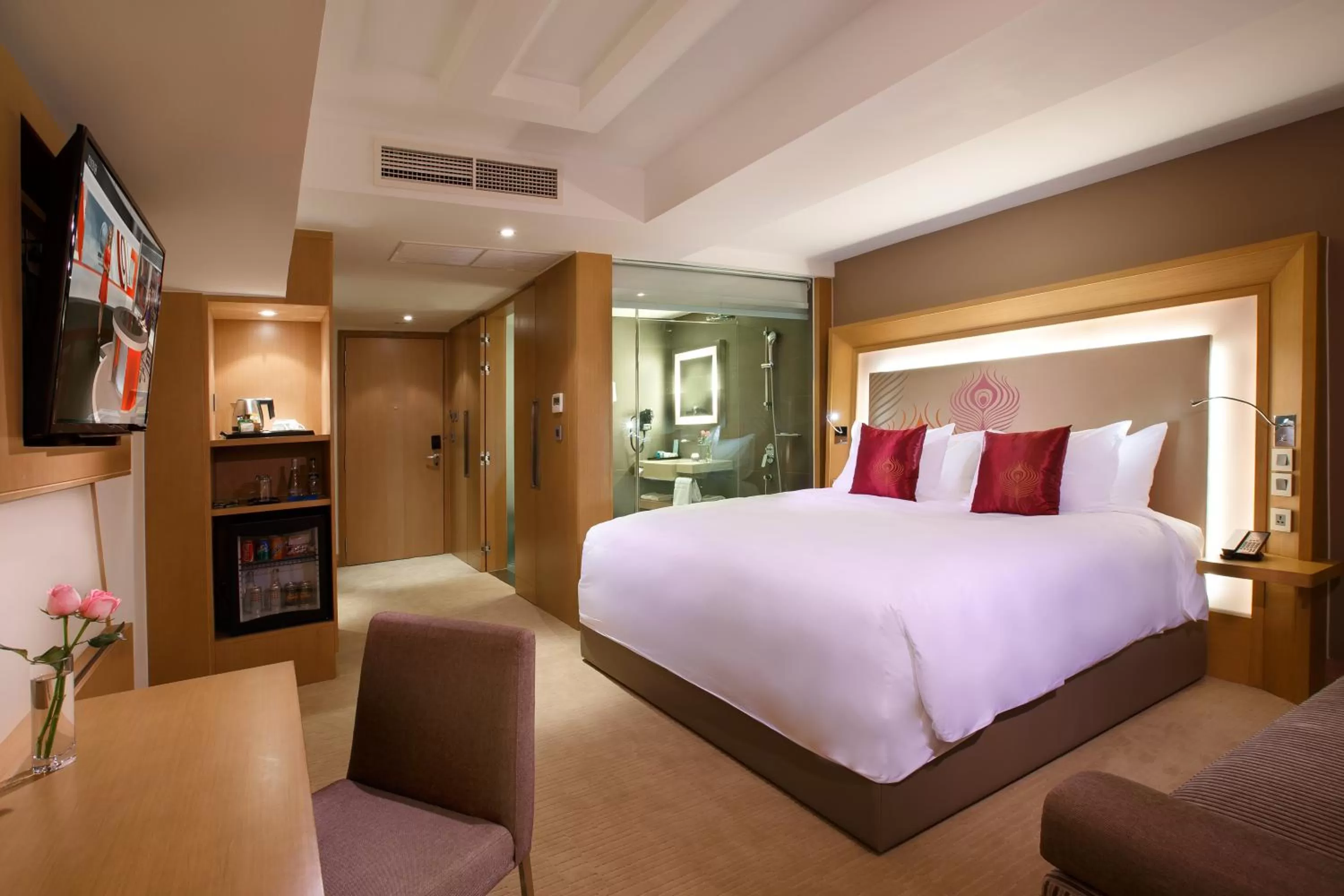 Coffee/tea facilities, Bed in Novotel Yangon Max