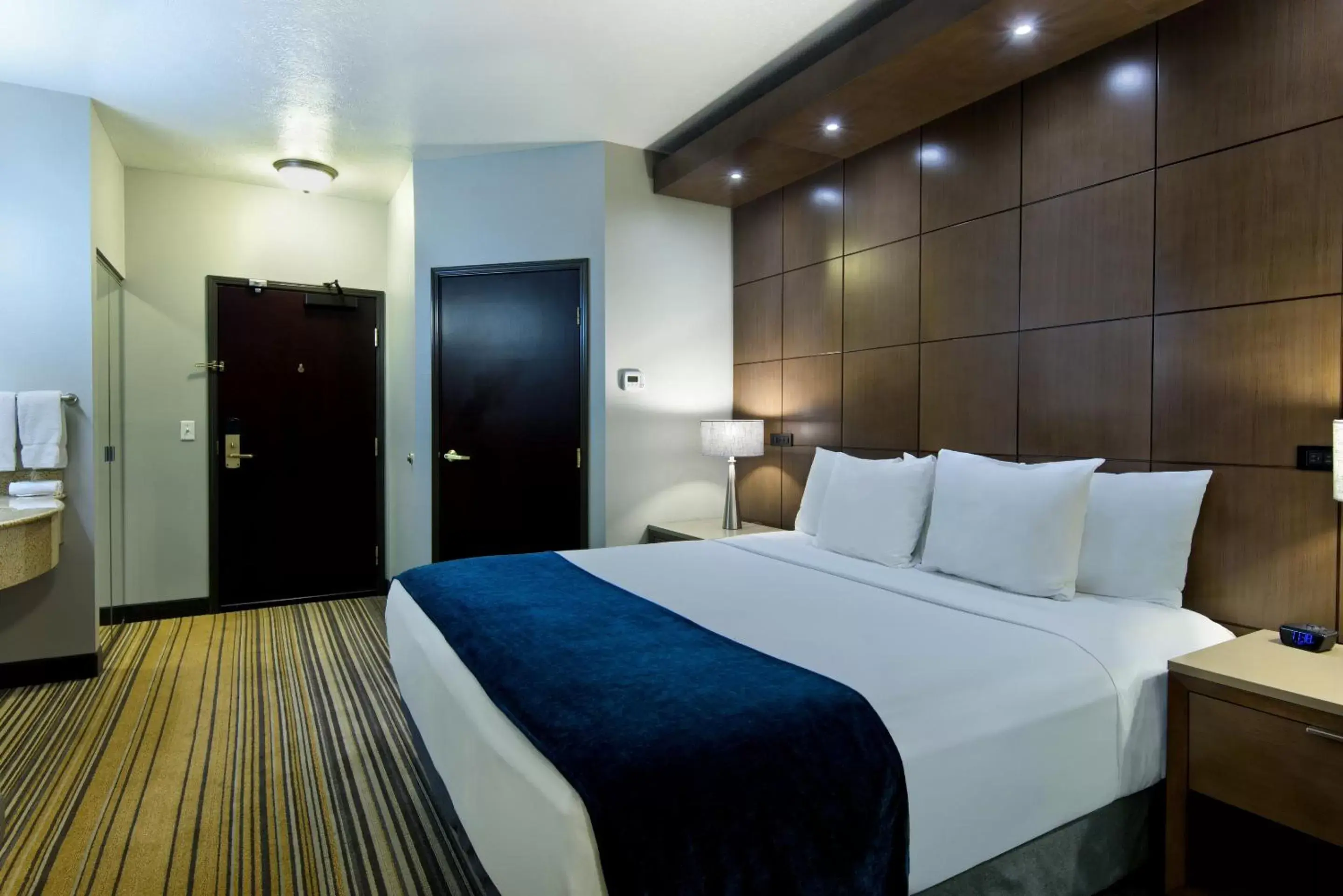 Bedroom, Bed in Oxford Suites Spokane Downtown