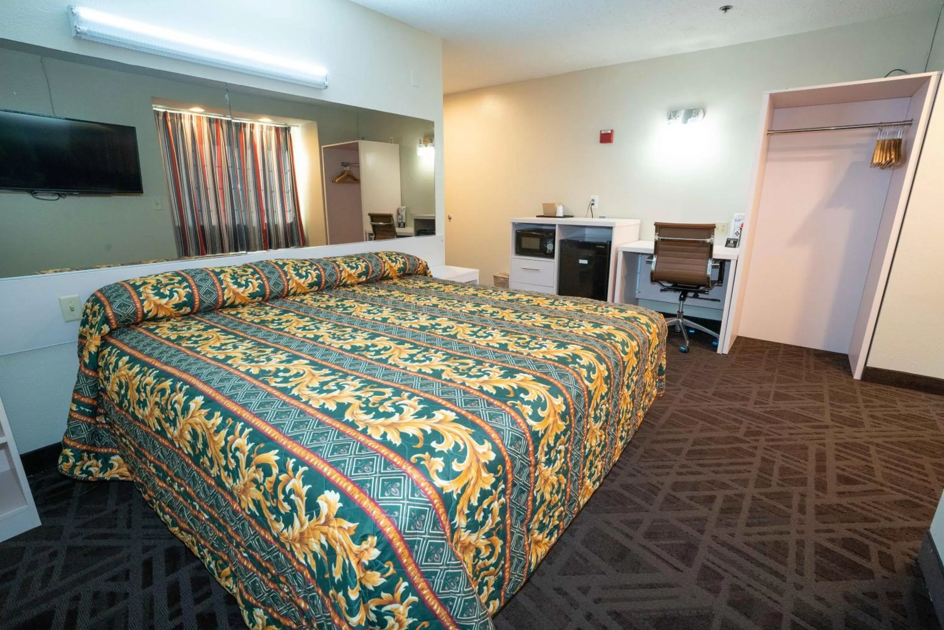hair dresser, Bed in Regency Inn & Suites DFW