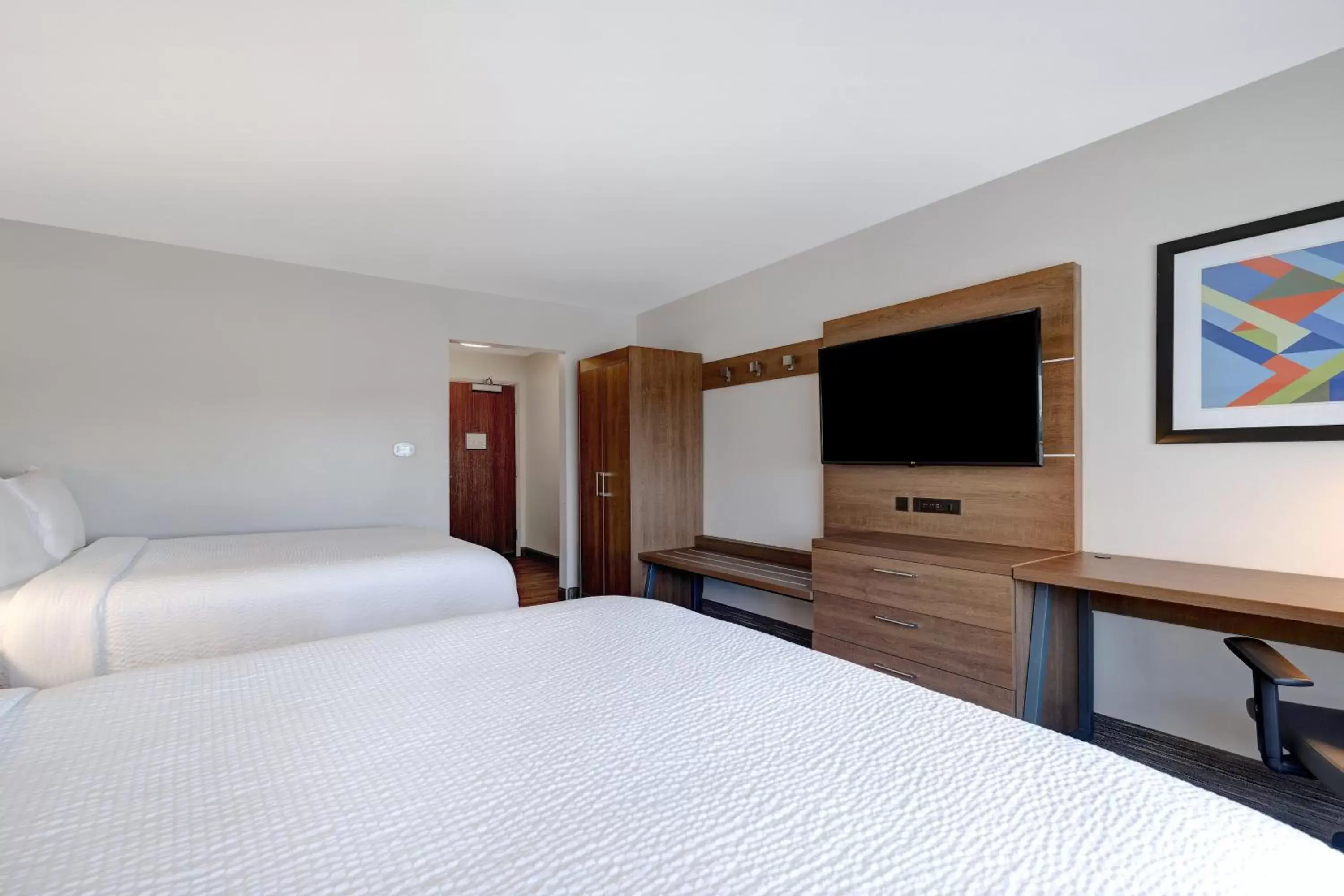 Photo of the whole room, Bed in Holiday Inn Express & Suites - Brighton, an IHG Hotel