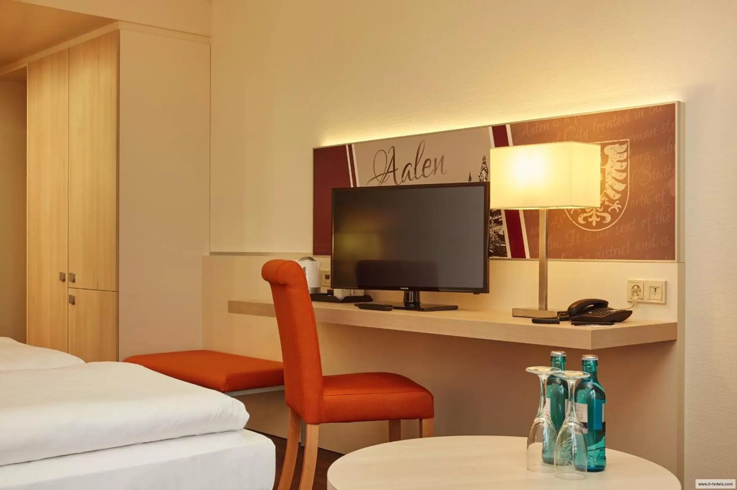 Photo of the whole room, TV/Entertainment Center in H+ Hotel Limes Thermen Aalen