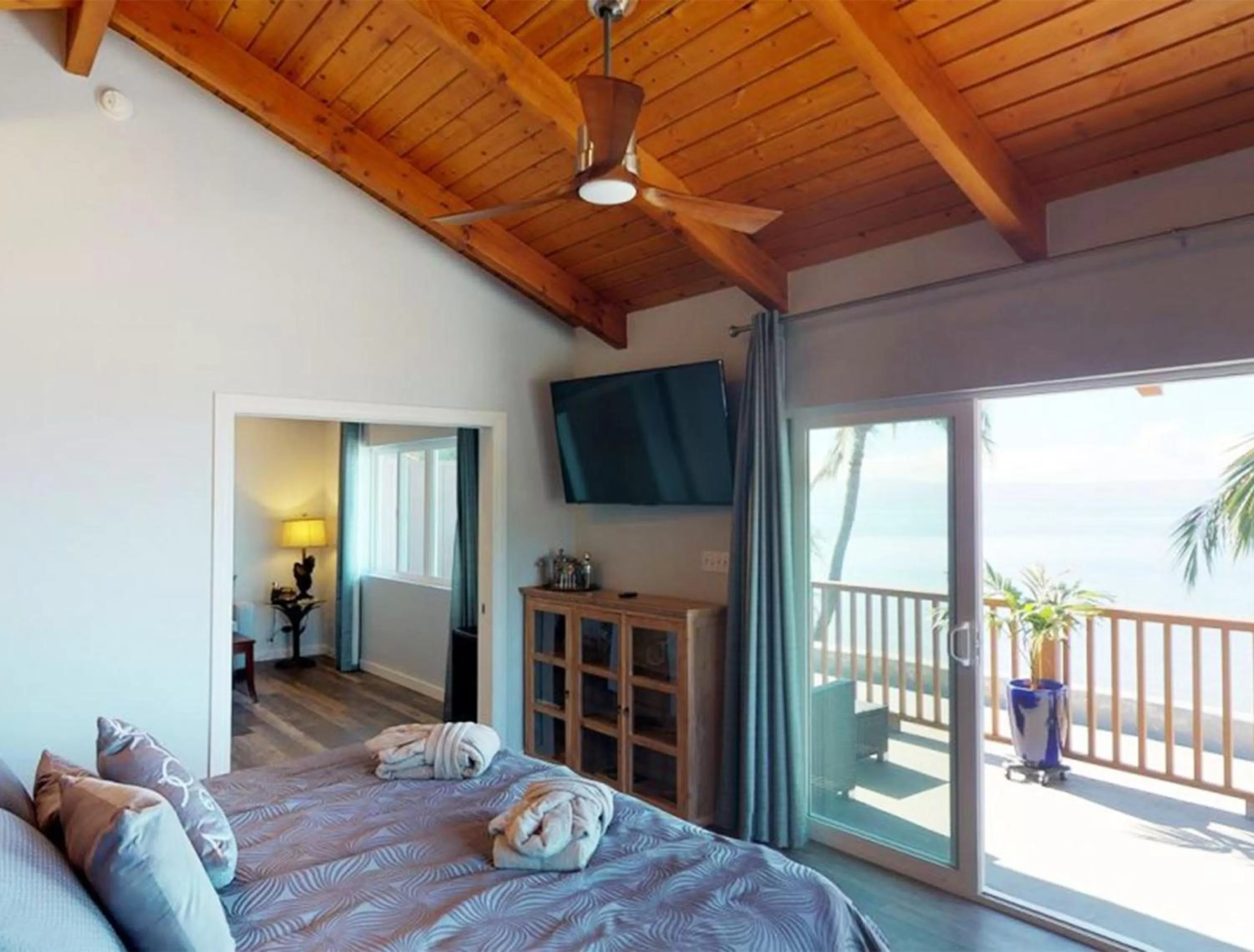 Balcony/Terrace, Bed in Hotel Moloka'i