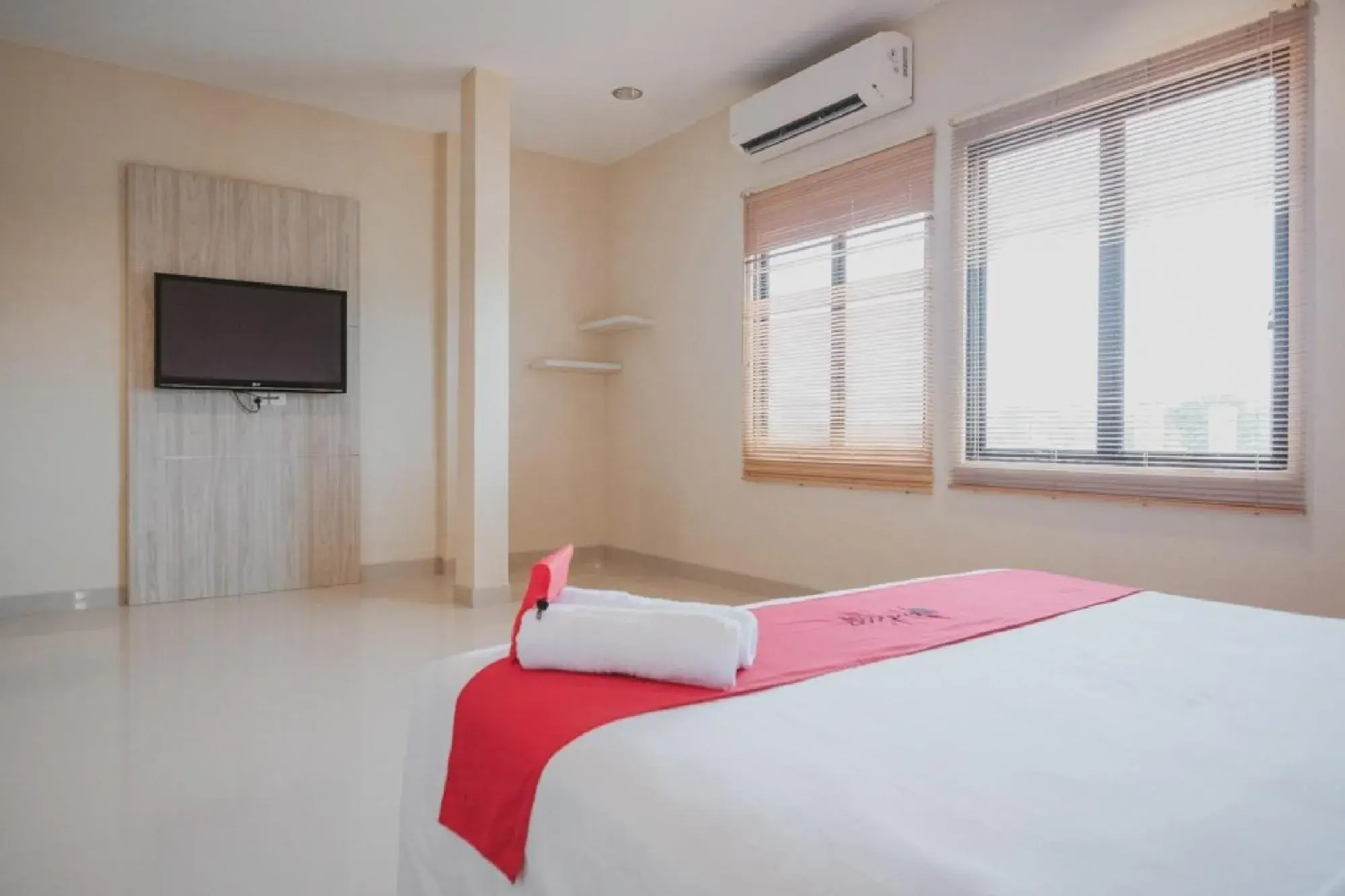 Bedroom, Bed in RedDoorz Plus near Ferry Terminal Batam Center