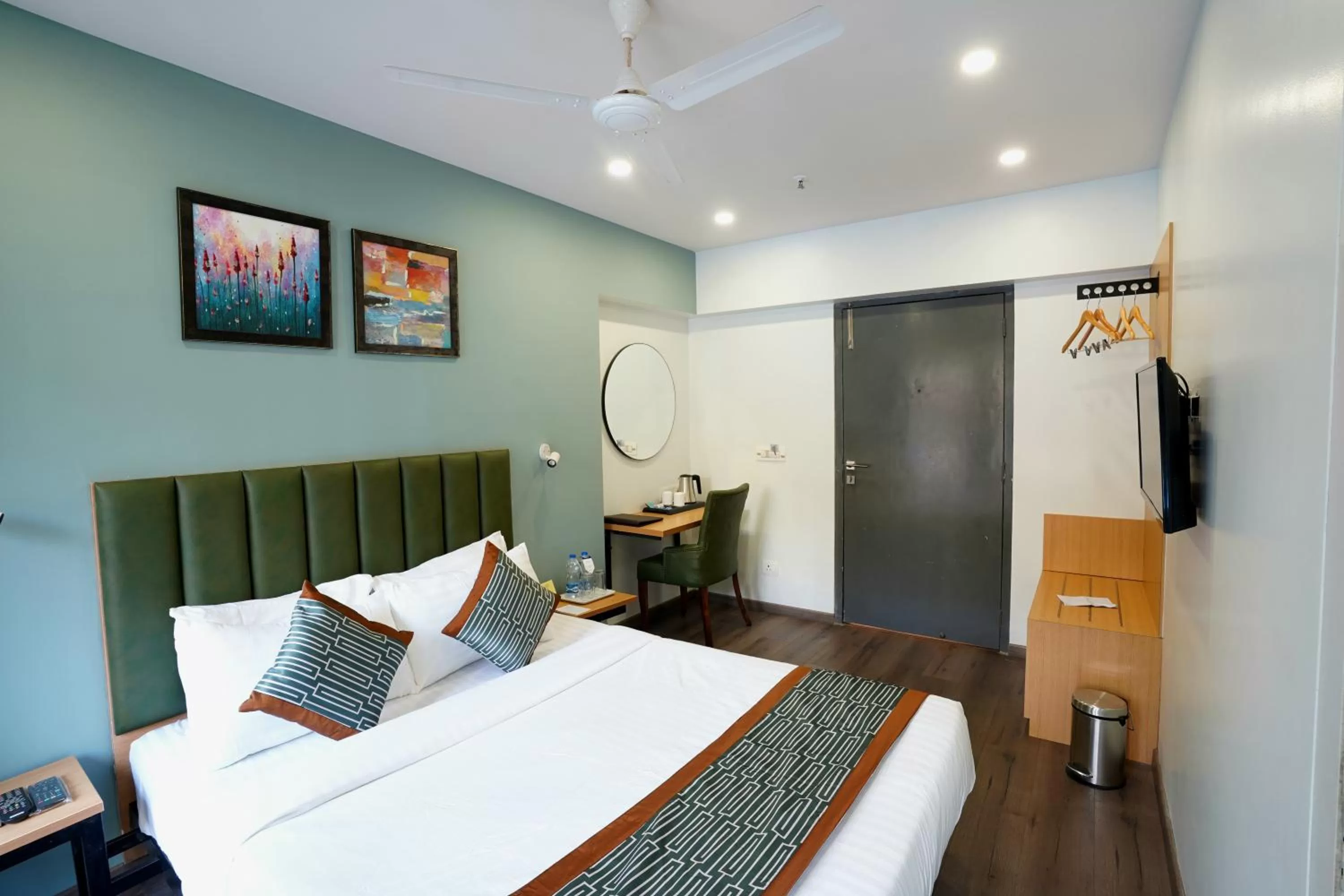 TV and multimedia, Bed in Apex Beacon Hotel, Mumbai