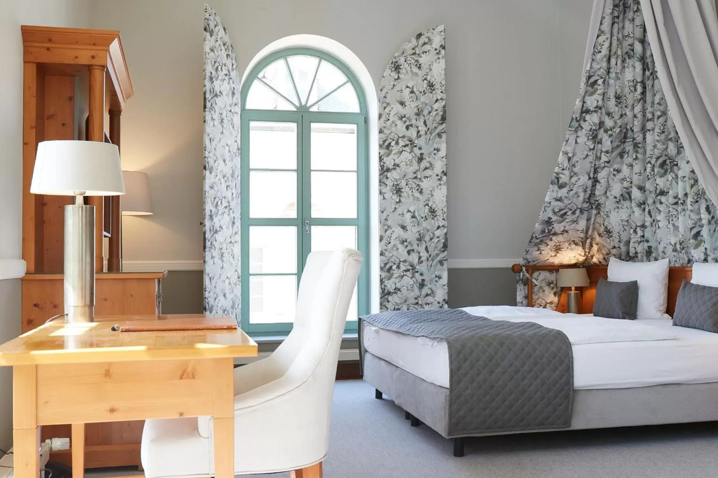 Bedroom, Bed in Schloss Hotel Dresden Pillnitz