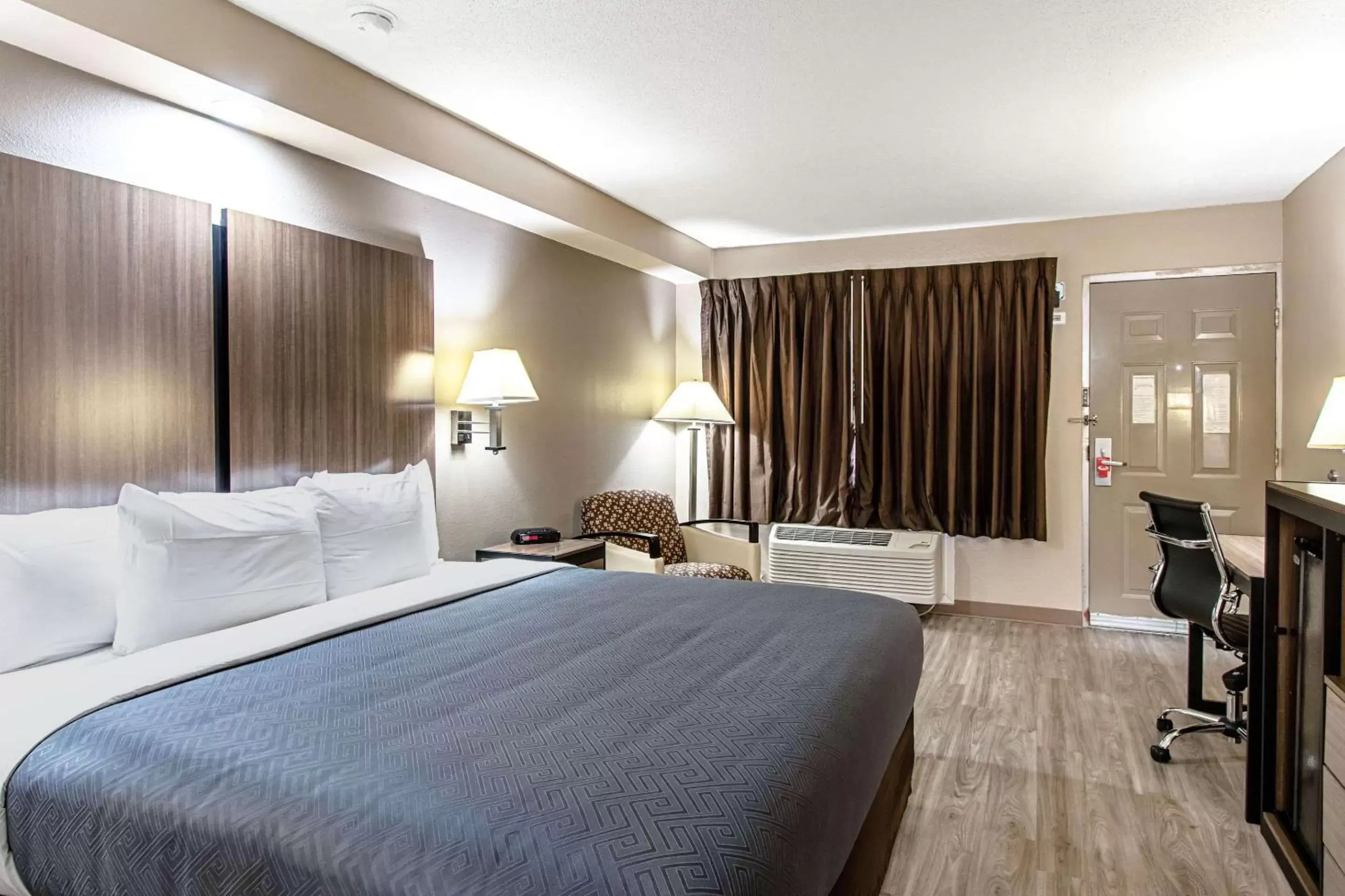 Photo of the whole room, Bed in Econo Lodge Kingsville Photo of the whole room, Bed in Econo Lodge Kingsville