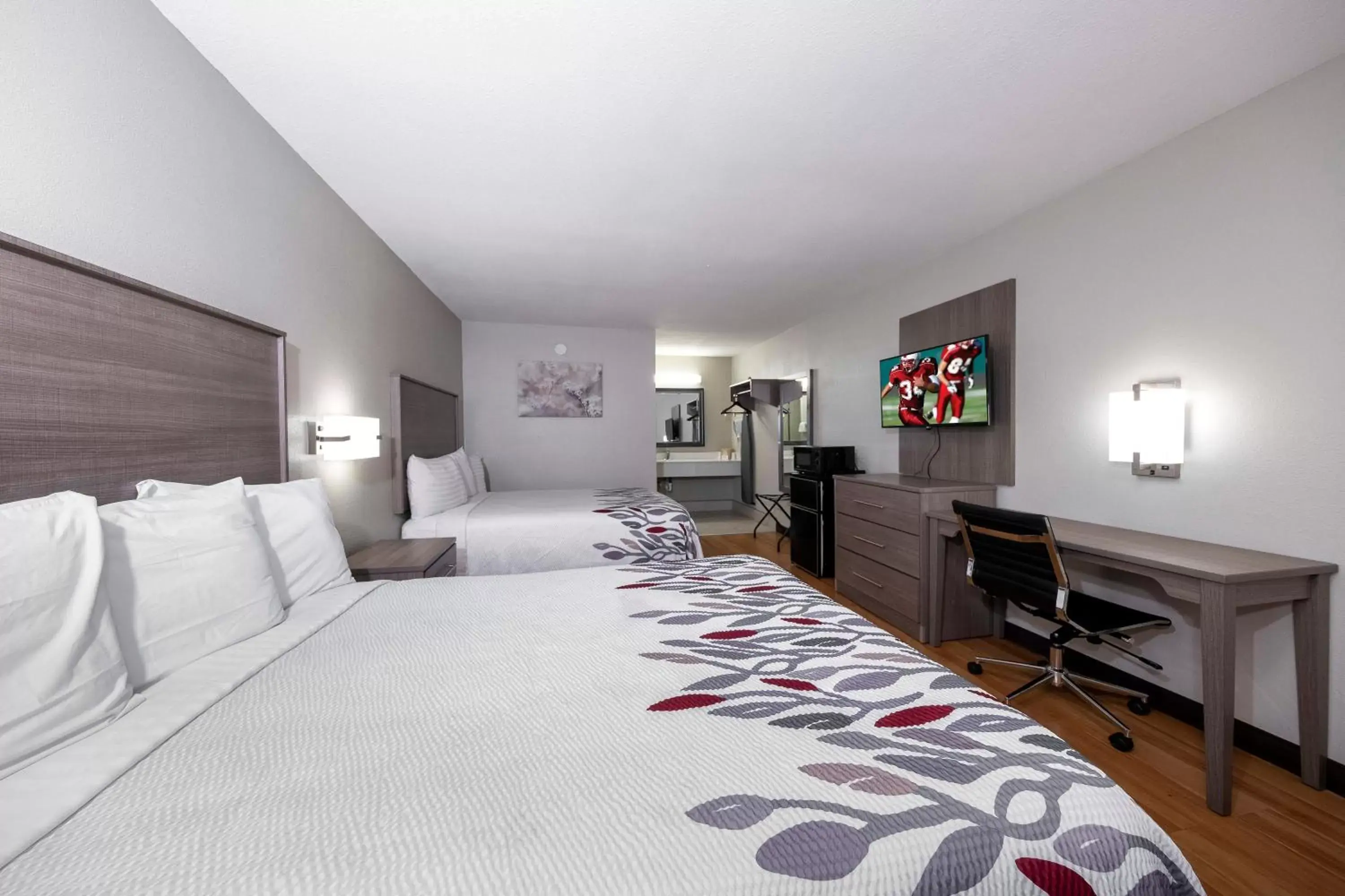 Photo of the whole room, Bed in Red Roof Inn Bay Minette Photo of the whole room, Bed in Red Roof Inn Bay Minette