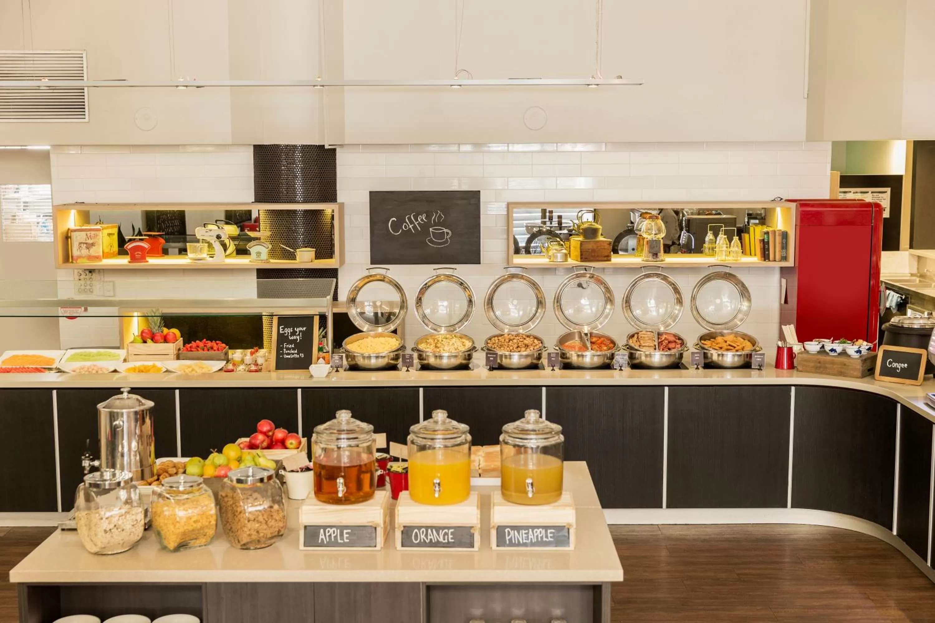 Restaurant/places to eat in ibis Melbourne Hotel and Apartments