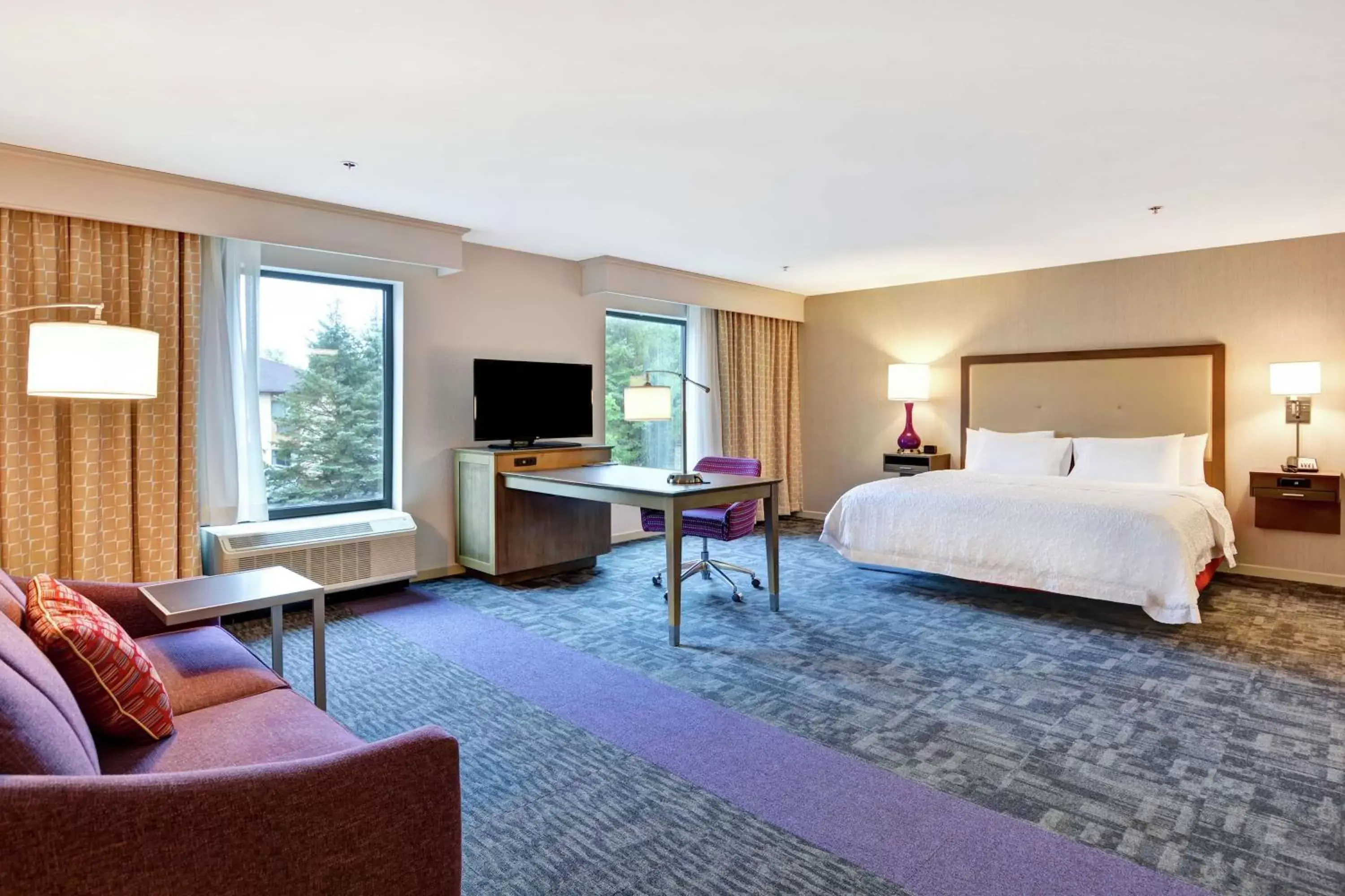 Bedroom in Hampton Inn By Hilton Suites Ashland, Ohio