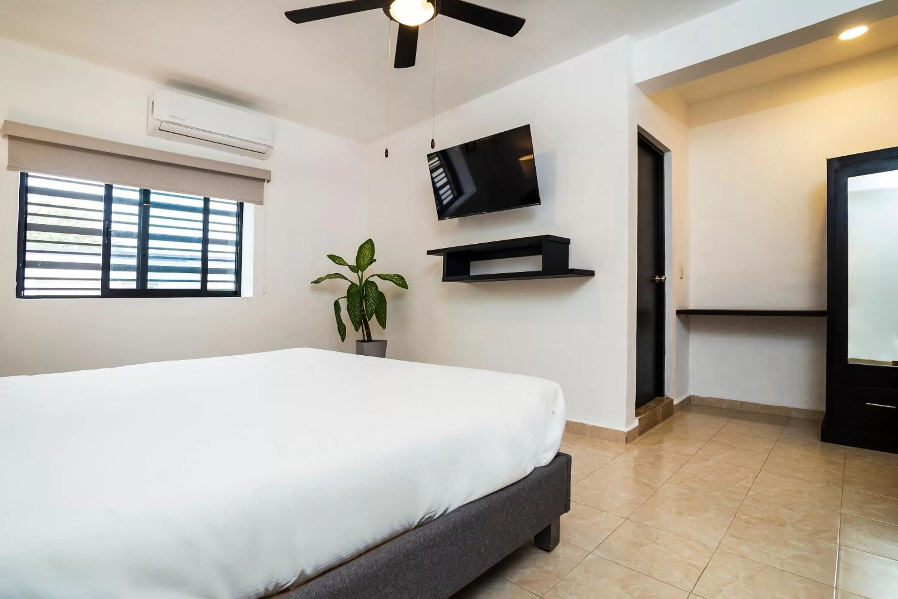 Photo of the whole room, Bed in San José Suites Boutique