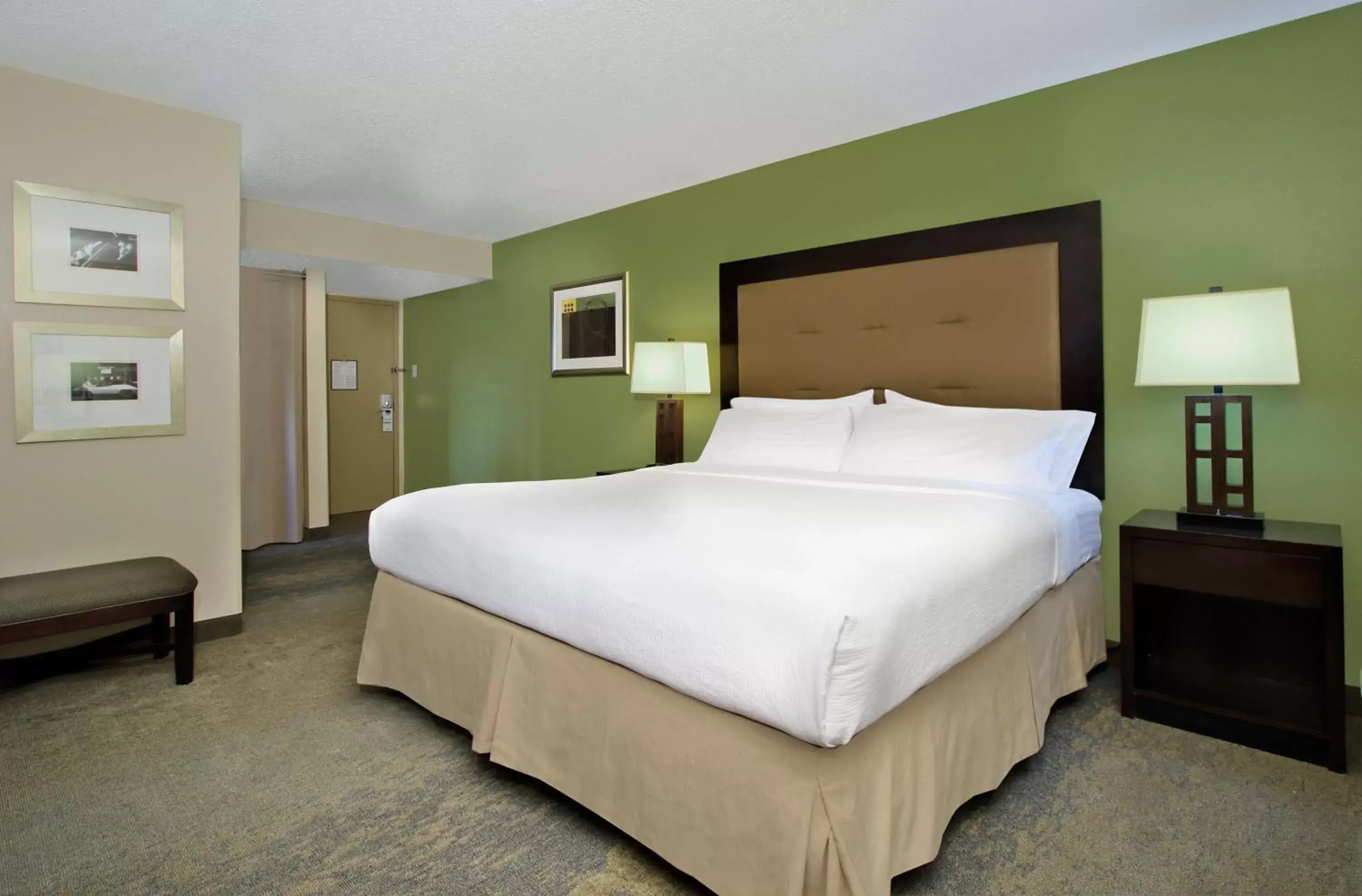 Photo of the whole room, Bed in Holiday Inn Metairie New Orleans, an IHG Hotel