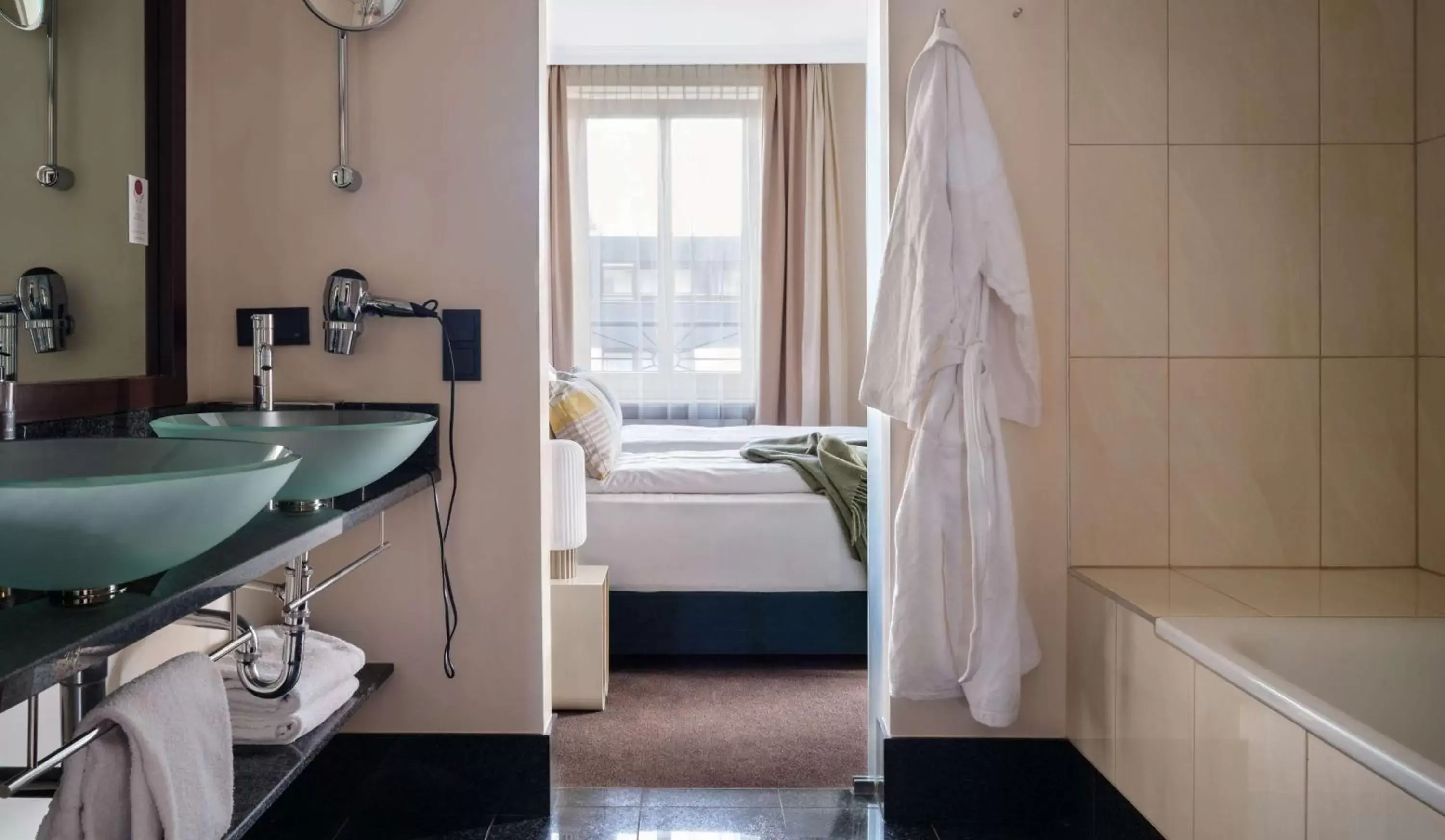 Bedroom, Bathroom in Flemings Hotel München-Schwabing