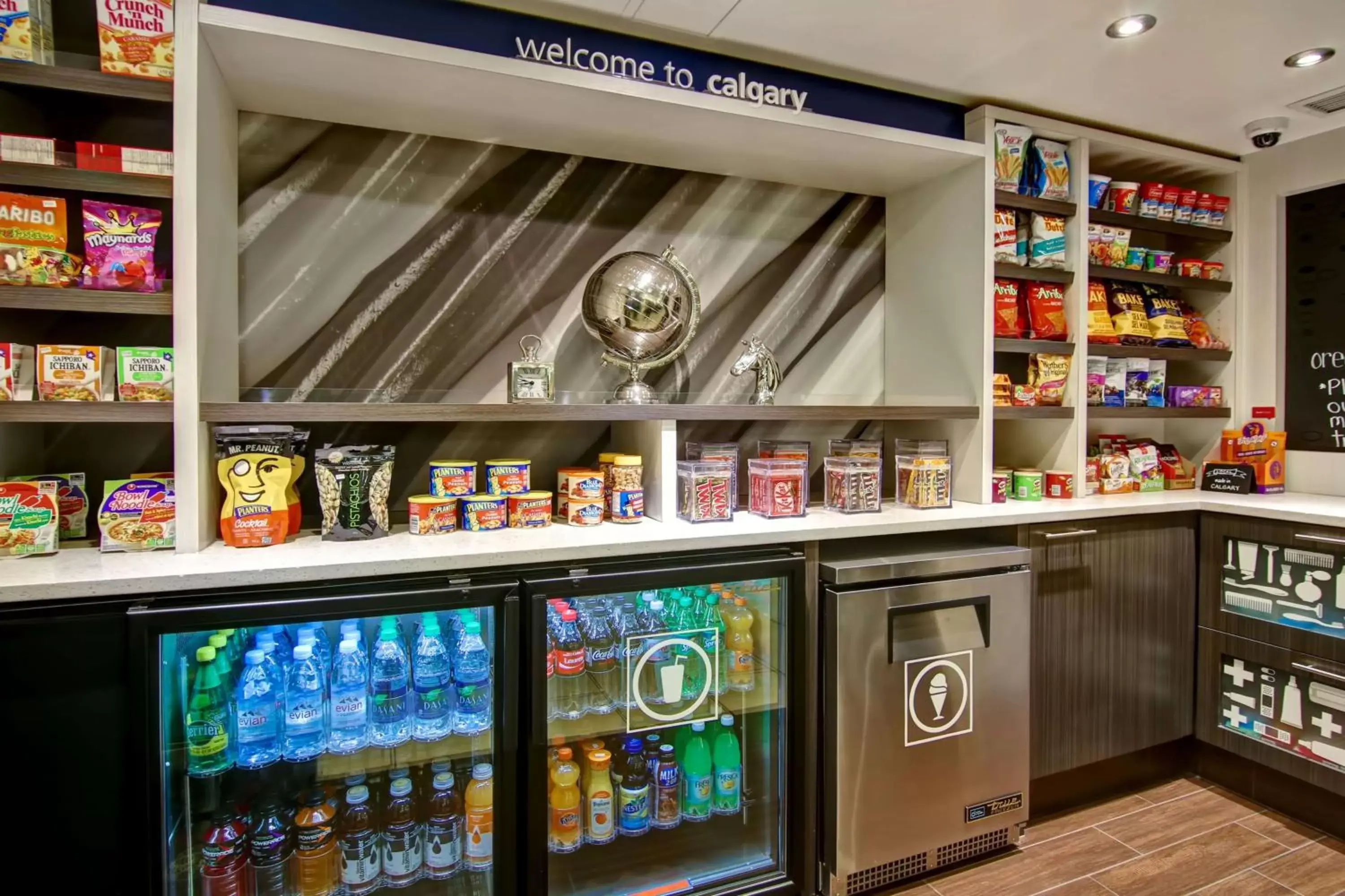 Dining area, Supermarket/Shops in Hampton Inn & Suites by Hilton Calgary-Airport