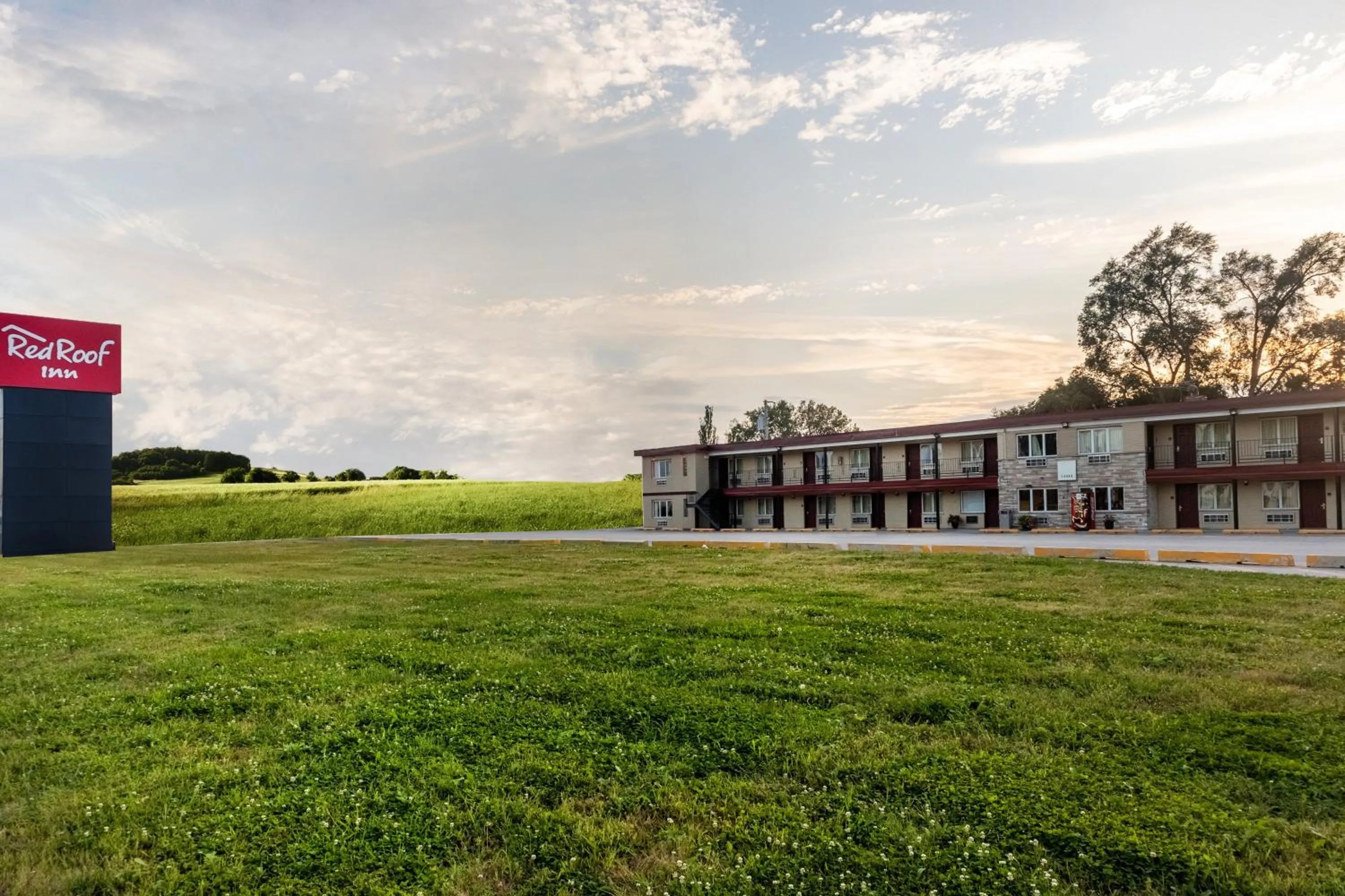 Property building in Red Roof Inn Chicago-Alsip