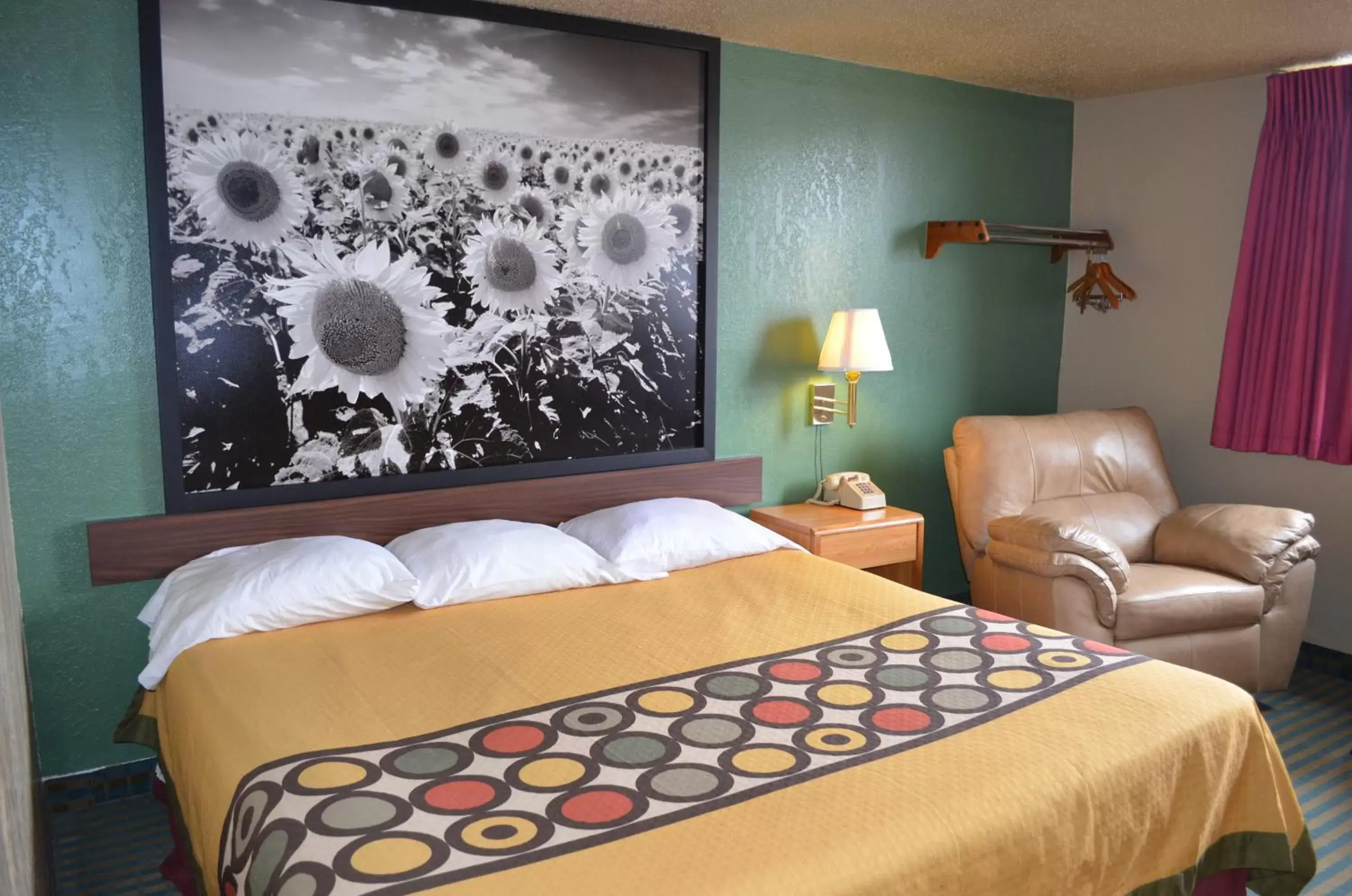 TV and multimedia, Bed in Super 8 by Wyndham Devils Lake