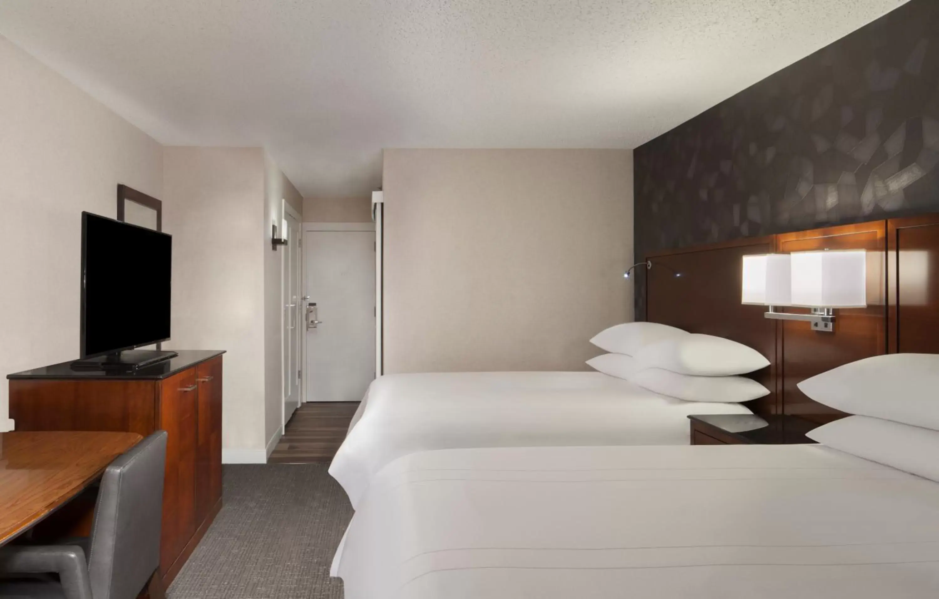 Bedroom, Bed in Omaha Marriott