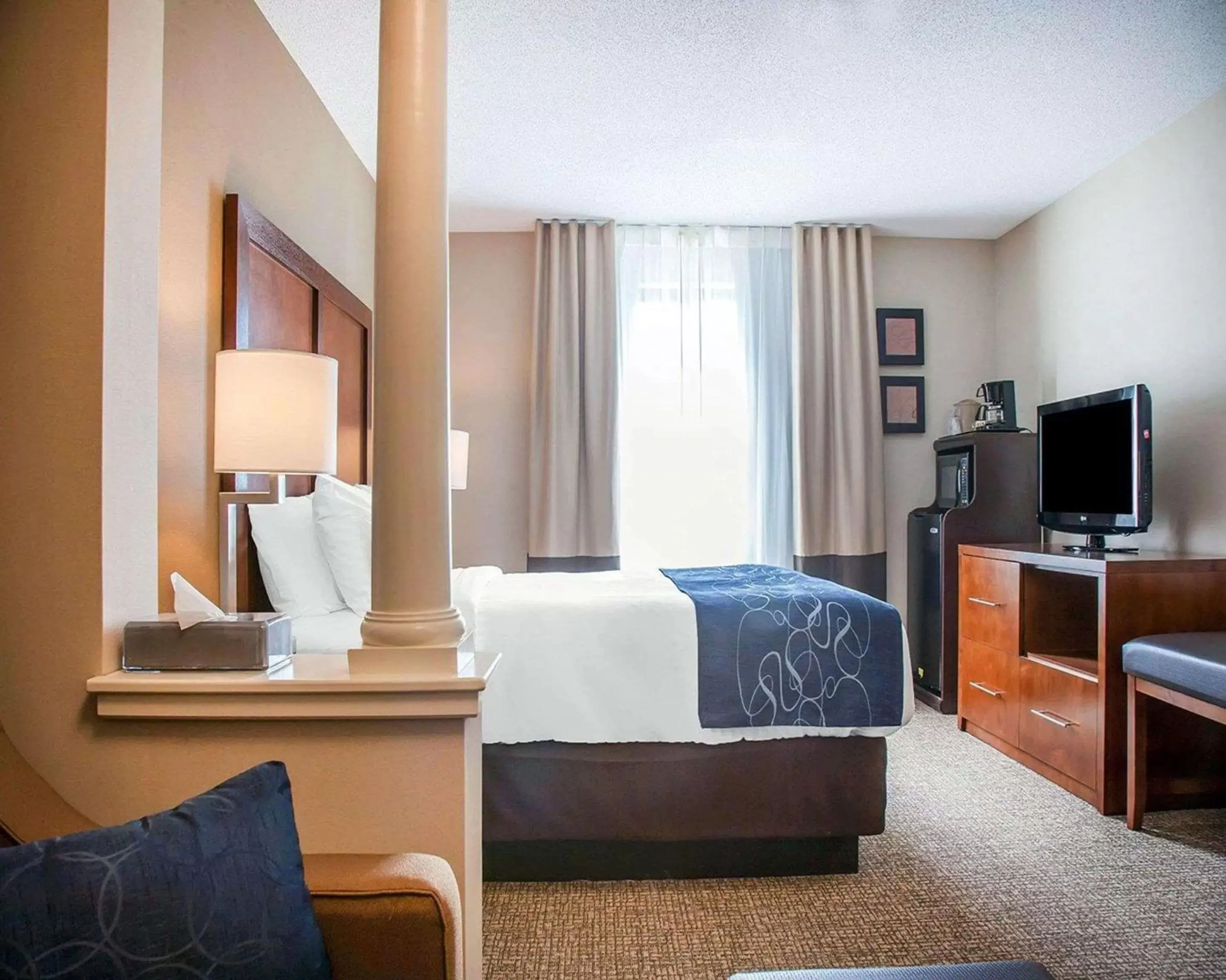 Bedroom, Bed in Comfort Suites West Warwick - Providence