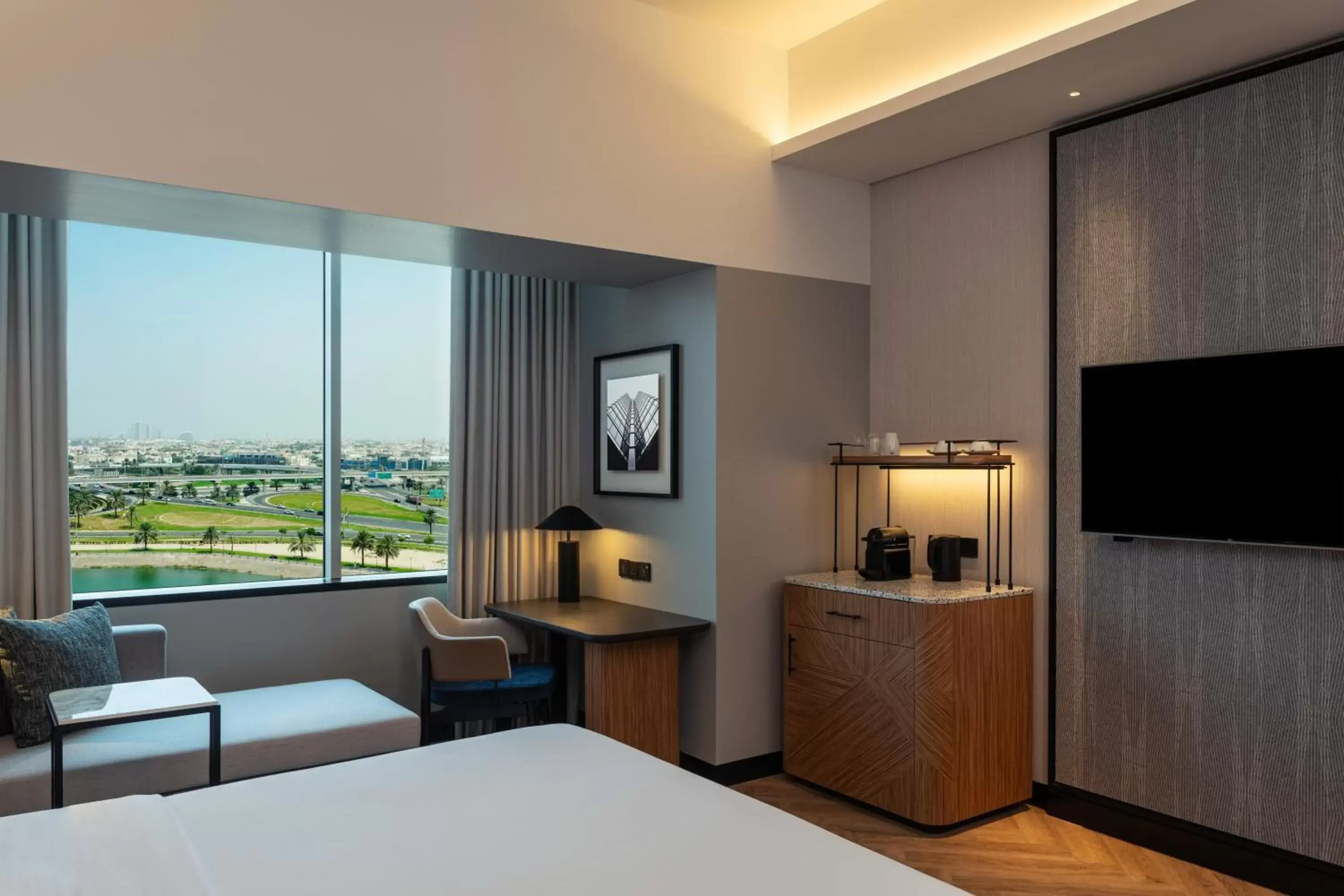Bed, TV/Entertainment Center in Sheraton Mall of the Emirates Hotel, Dubai
