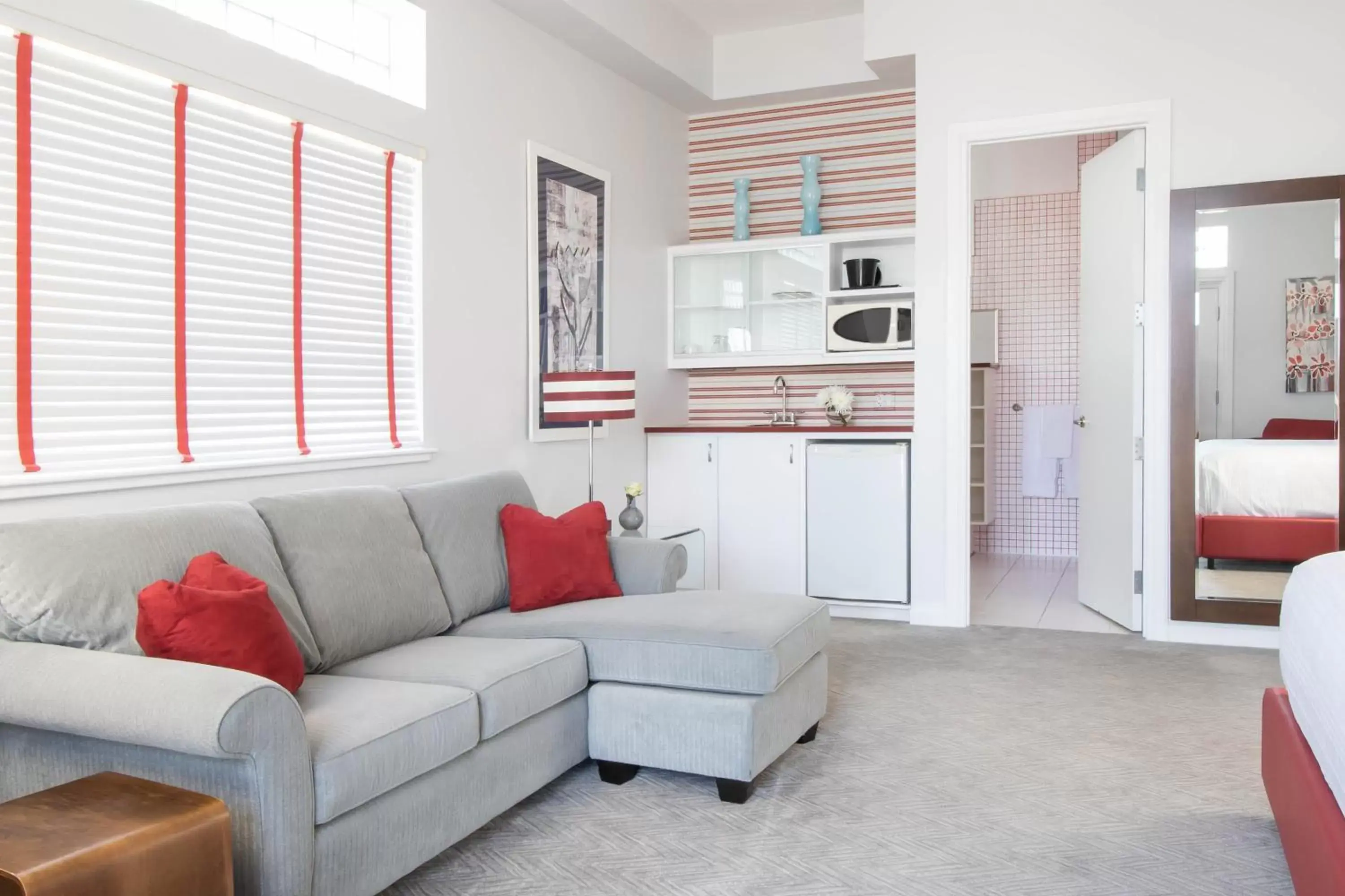 Kitchen or kitchenette, Seating Area in Retro Suites Hotel