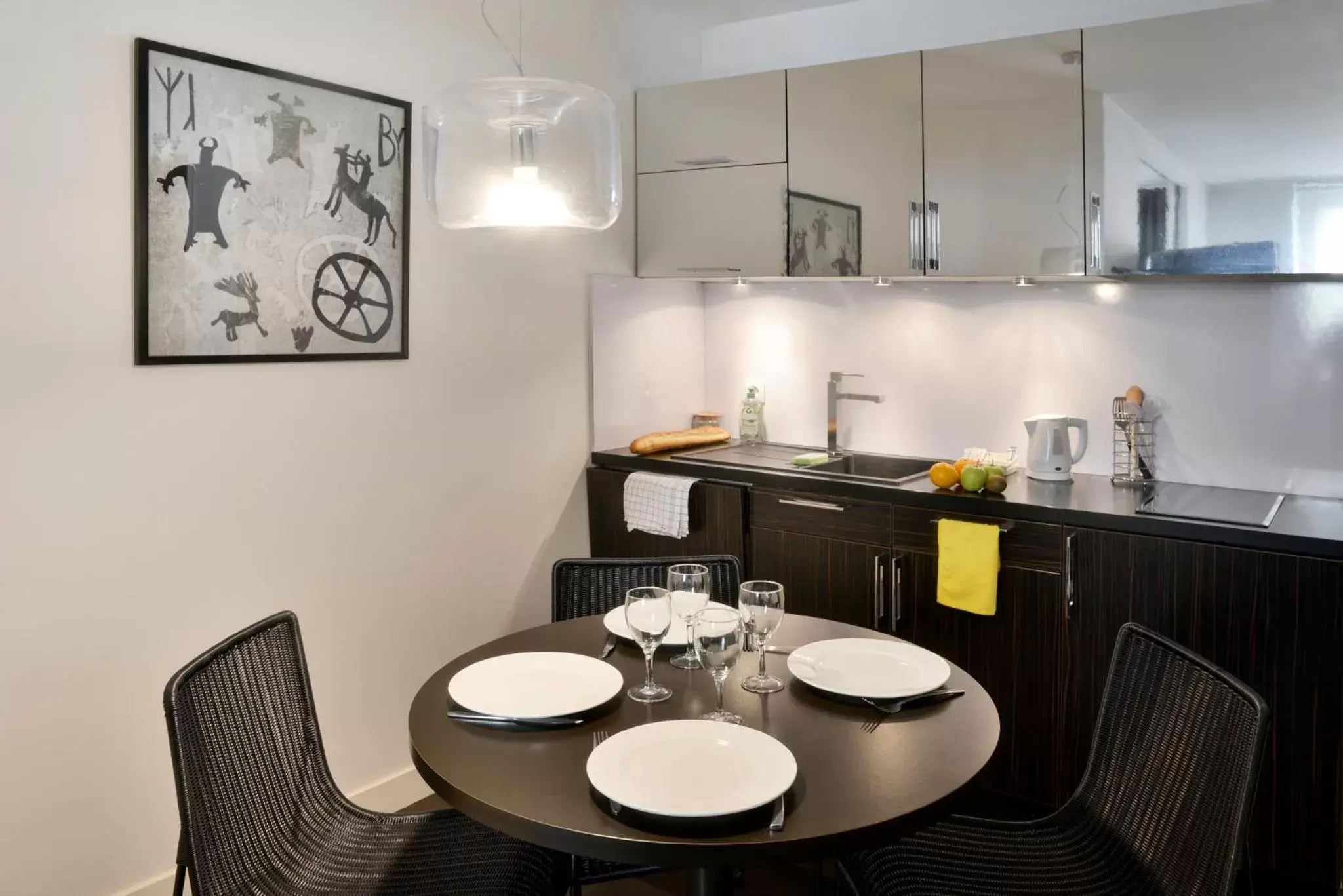 Kitchen or kitchenette, Dining Area in Adagio Grenoble Centre