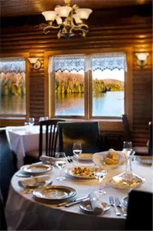 Restaurant/Places to Eat in Auberge du Lac Morency