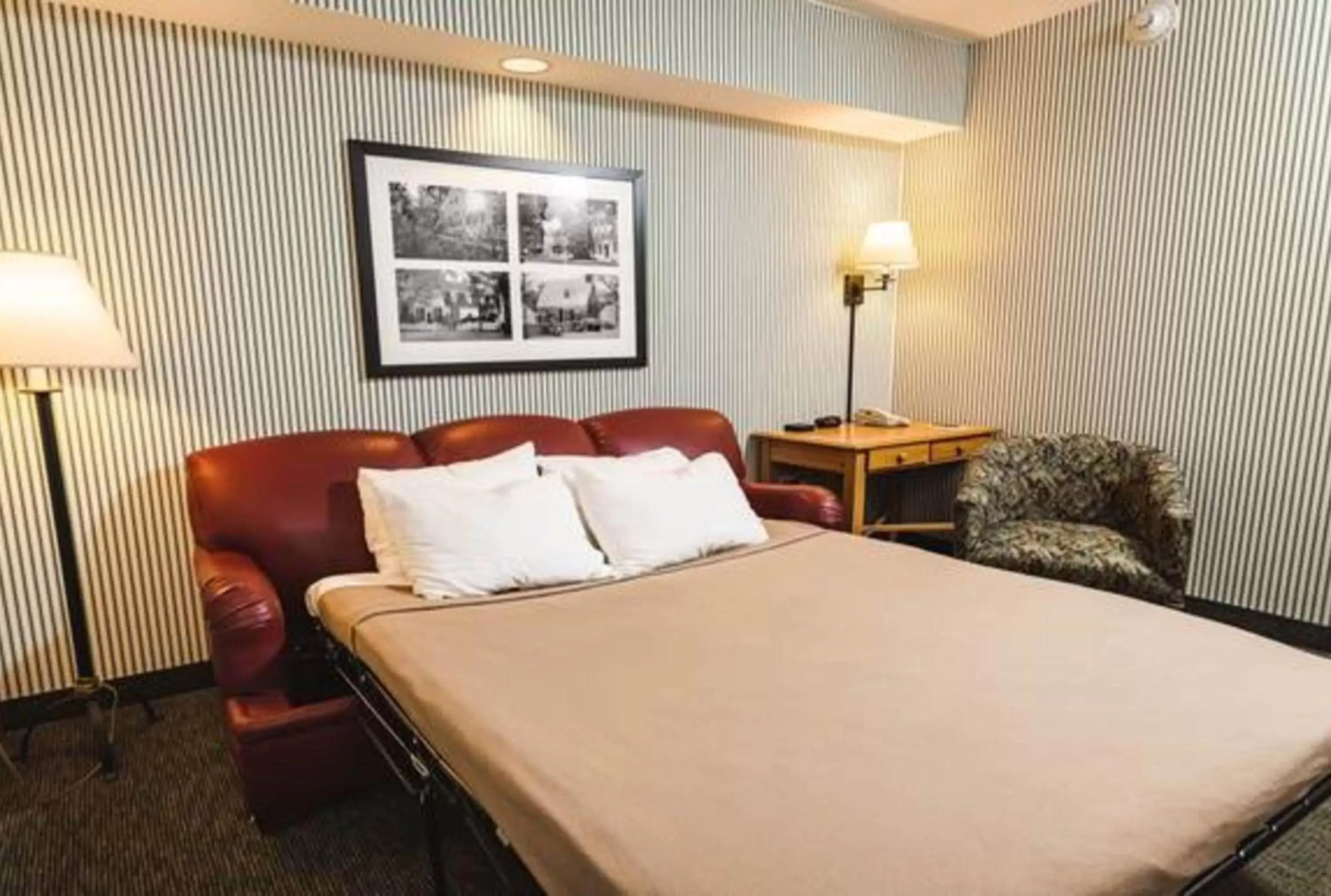 Bed in Williamsburg Woodlands Hotel & Suites