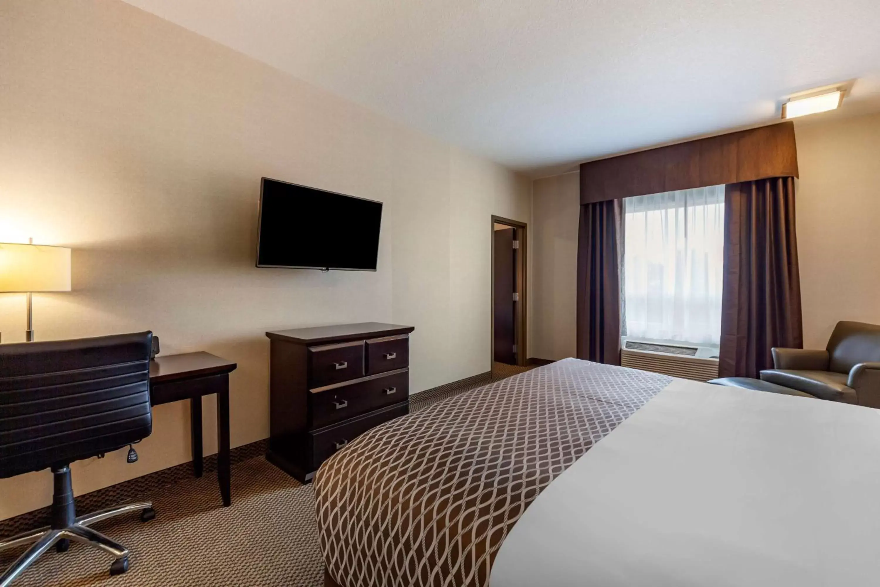 Bedroom, TV/Entertainment Center in Best Western Plus The Inn at St Albert