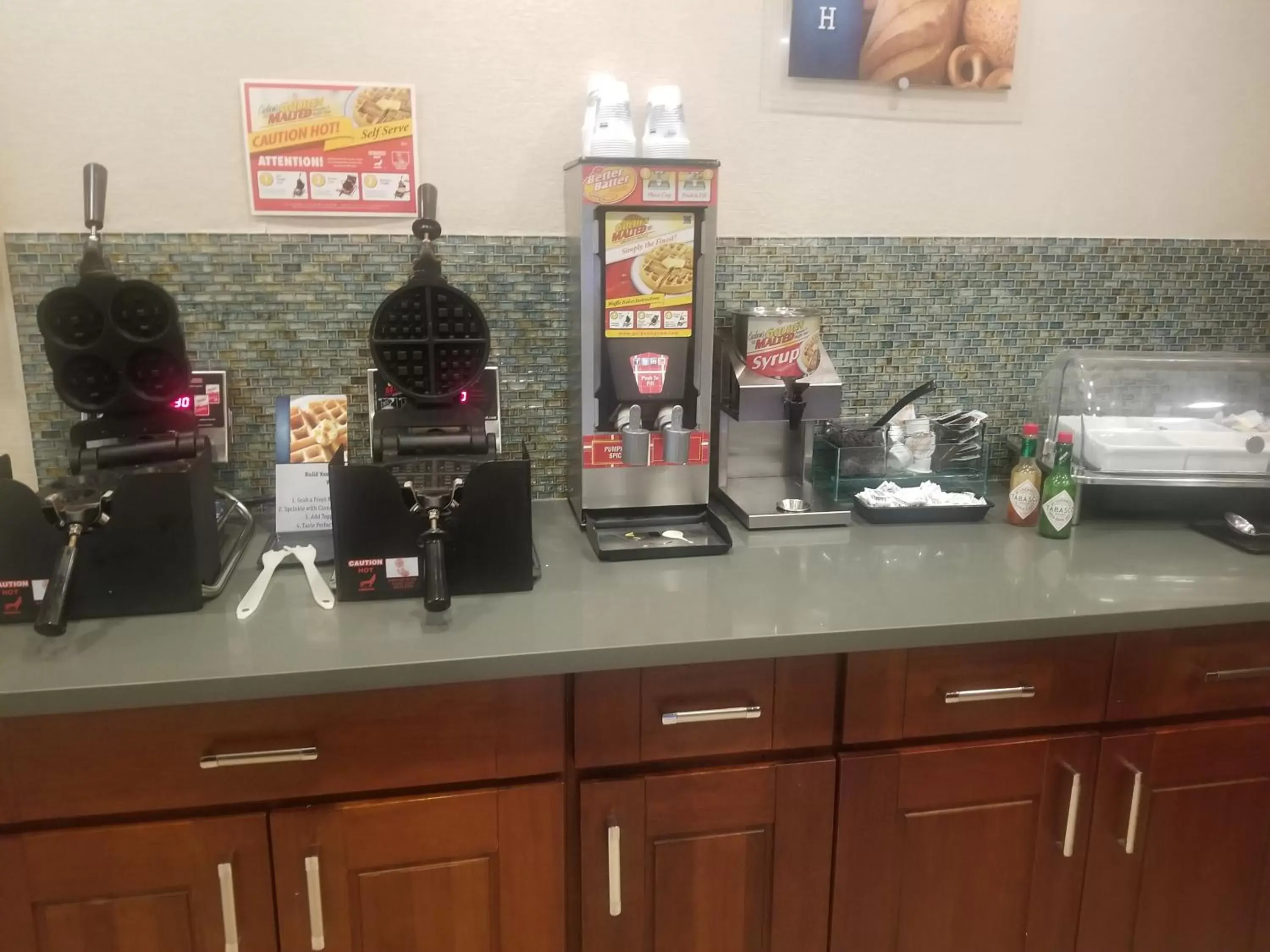 Breakfast, Kitchen/Kitchenette in Best Western Long Beach Inn