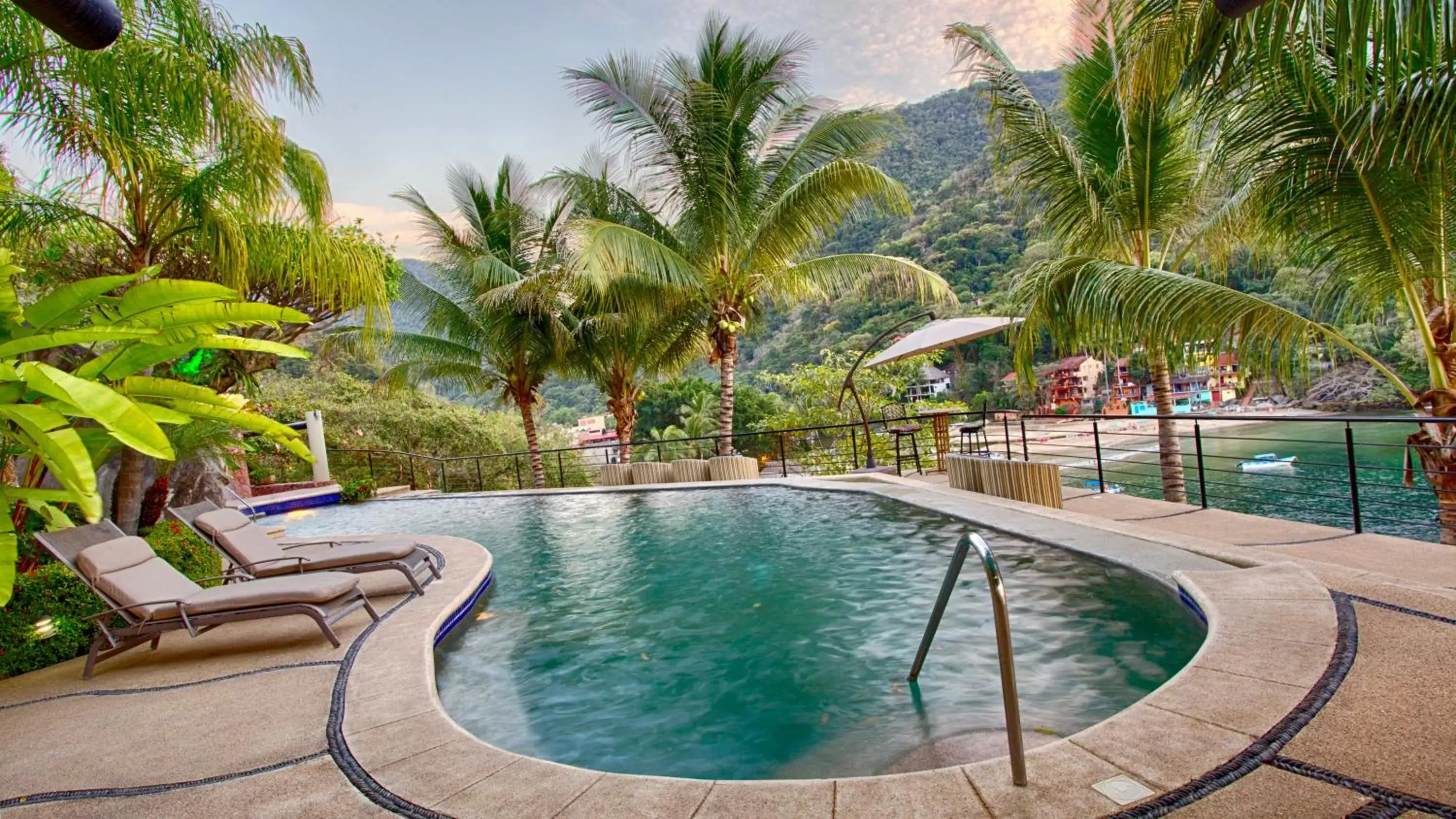 Beach, Swimming Pool in South Shore Villa Armonia Luxury Boutique