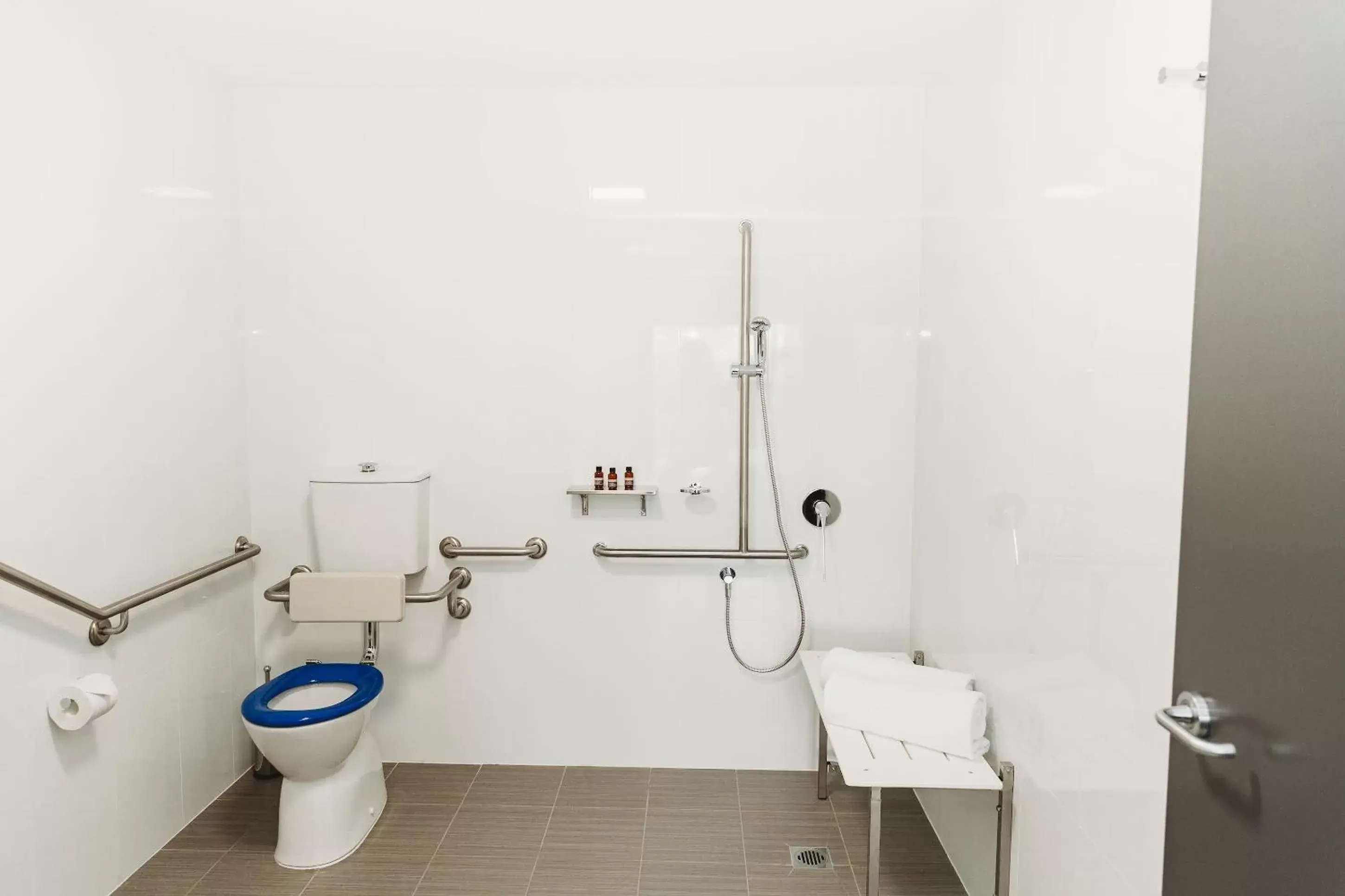 Bathroom in Coniston Hotel Wollongong